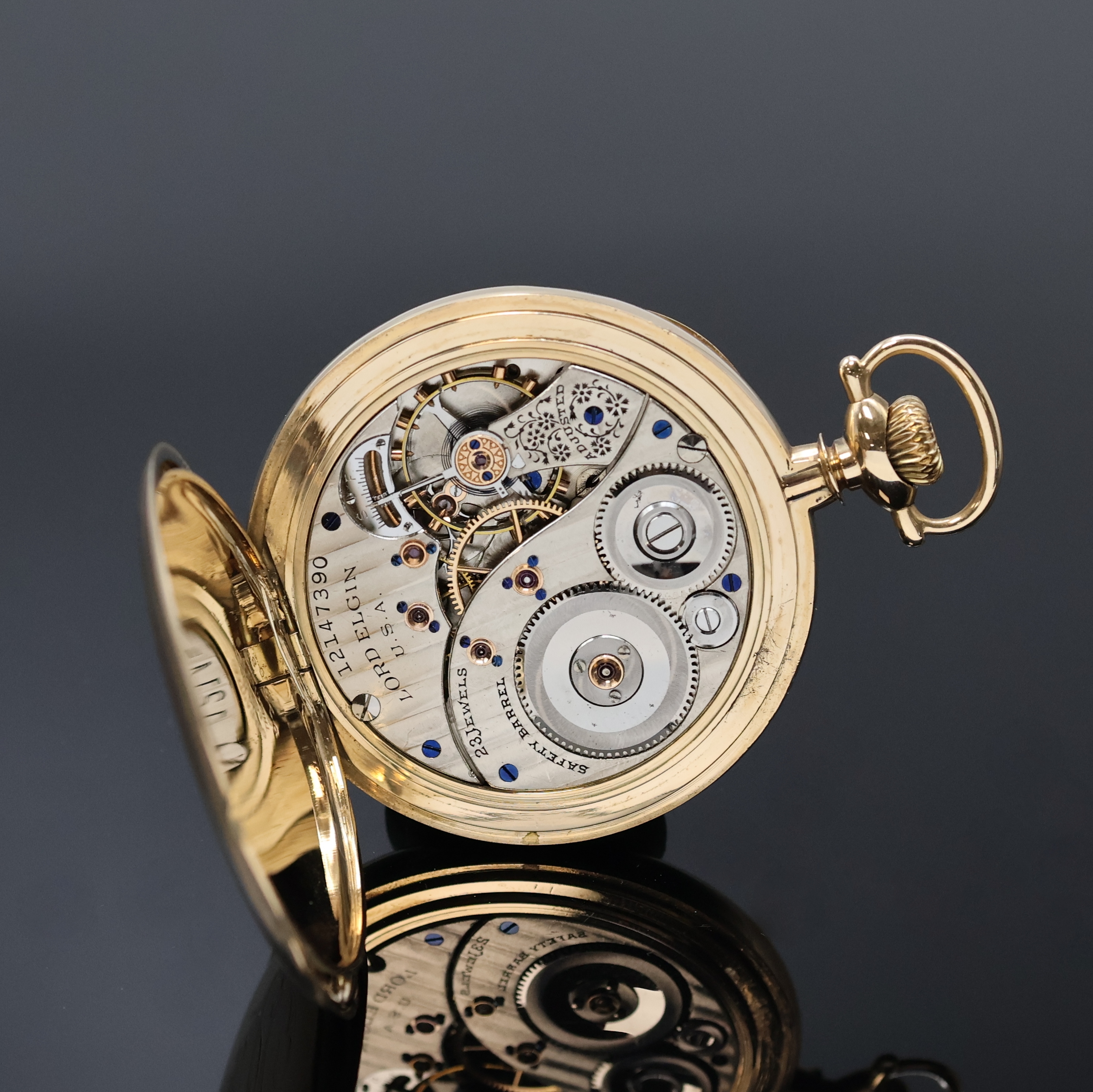 Detail e: ELGIN offene Herrentaschenuhr in GG 585/000, USA um 1912, glattes Geh., Rückdeckel m. Monogramm, Goldcuvette m. Widmung, Emailzifferbl. m. arab. ...
