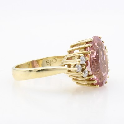 26918571a - Ring mit Turmalin und Brillanten, GG 585/000, ovaler, rosa Turmalin ca. 5.8 ct, 6 Brill. ...