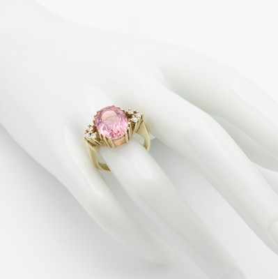 26918571c - Ring mit Turmalin und Brillanten, GG 585/000, ovaler, rosa Turmalin ca. 5.8 ct, 6 Brill. ...