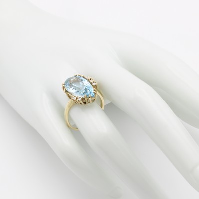 26918596b - Ring mit Blautopas und Brillanten, GG 585/ 000, tropfenf. Blautopas (beh.), 5 Brill. ...