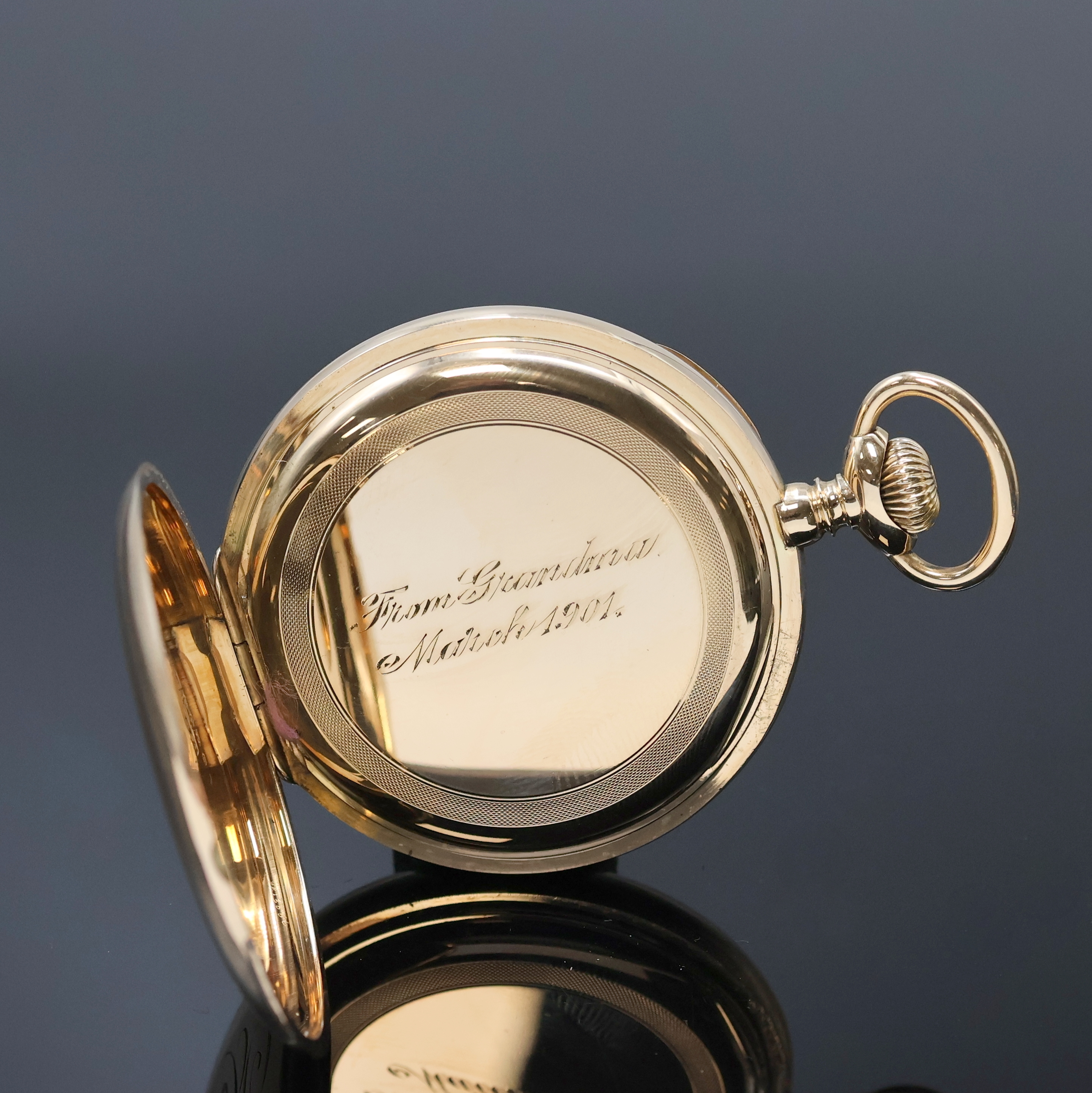Detail c: WALTHAM offene Herrentaschenuhr in GG 585/000, USA um 1901, glattes Geh., Rückdeckel m. Monogramm, Goldcuvette m. Widmung, Emailzifferbl. m. arab. ...