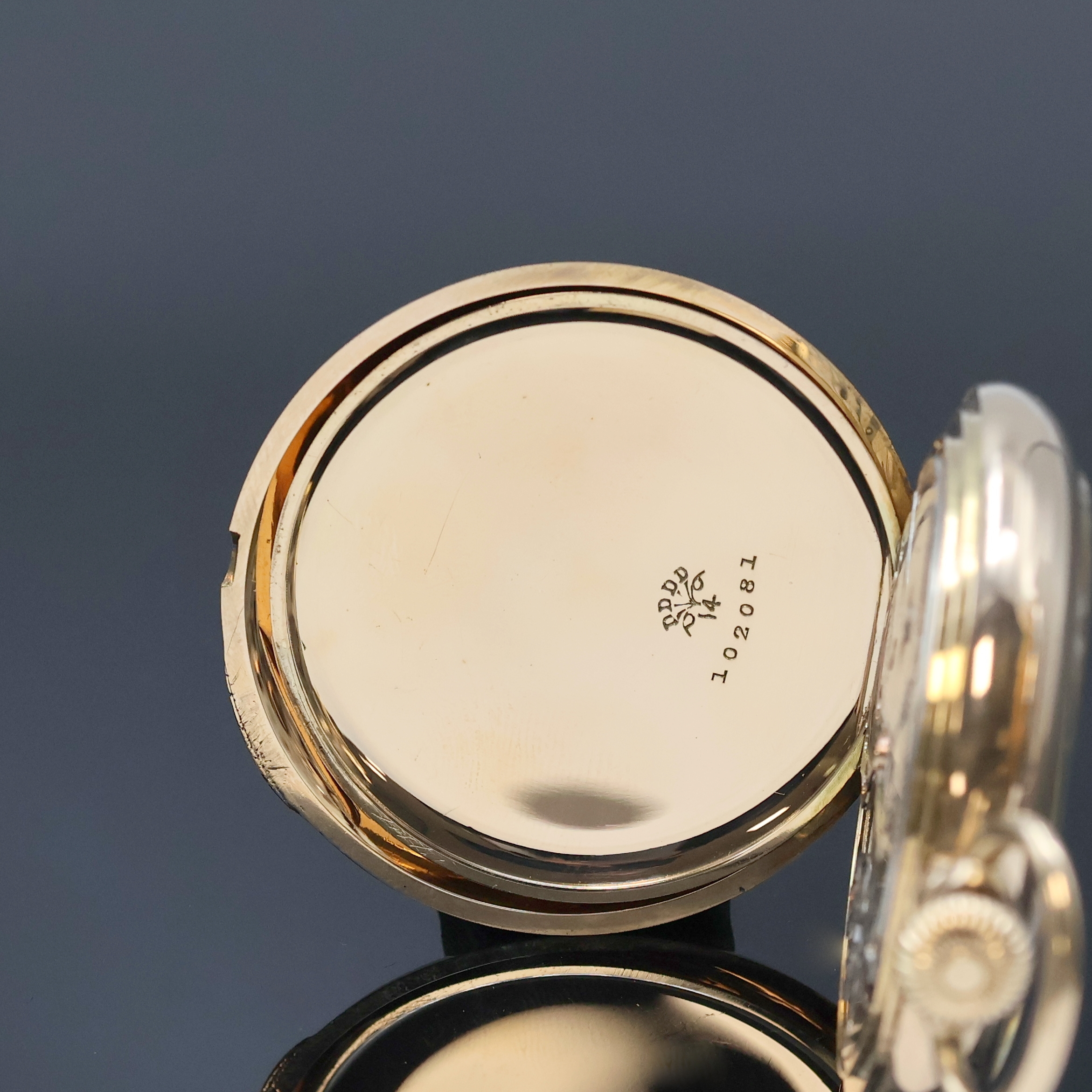 Detail d: WALTHAM offene Herrentaschenuhr in GG 585/000, USA um 1901, glattes Geh., Rückdeckel m. Monogramm, Goldcuvette m. Widmung, Emailzifferbl. m. arab. ...