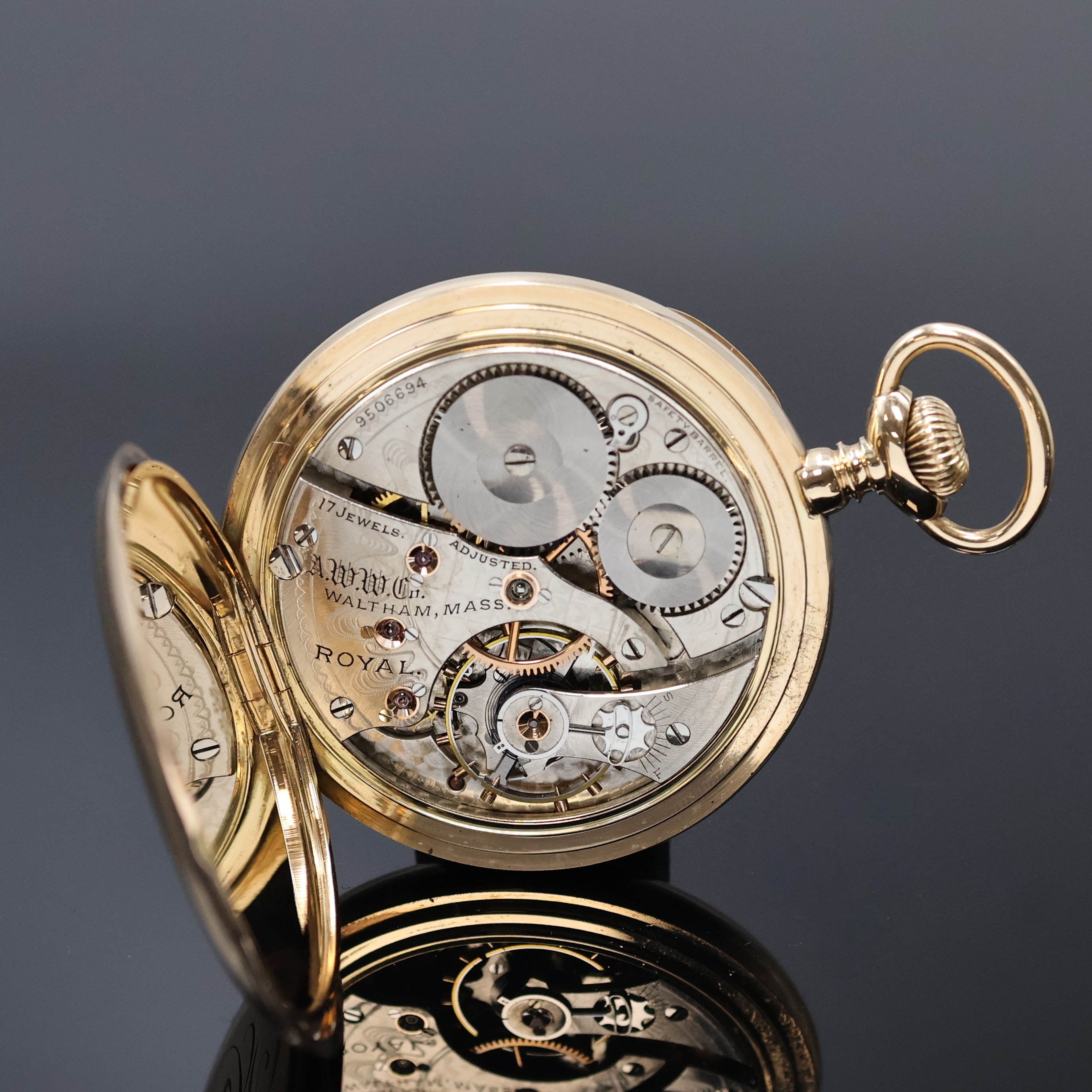 Detail e: WALTHAM offene Herrentaschenuhr in GG 585/000, USA um 1901, glattes Geh., Rückdeckel m. Monogramm, Goldcuvette m. Widmung, Emailzifferbl. m. arab. ...