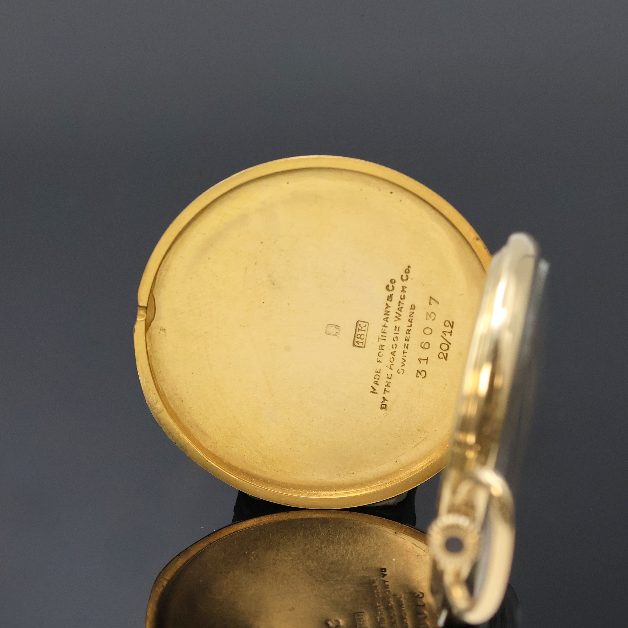 Detail b: TIFFANY & Co / AGASSIZ W. Co Frackuhr in GG 750/000, Schweiz um 1930, glattes Geh., Rückdeckel m. Monogramm, Goldcuvette, vers. Zifferbl. m. gold. ...