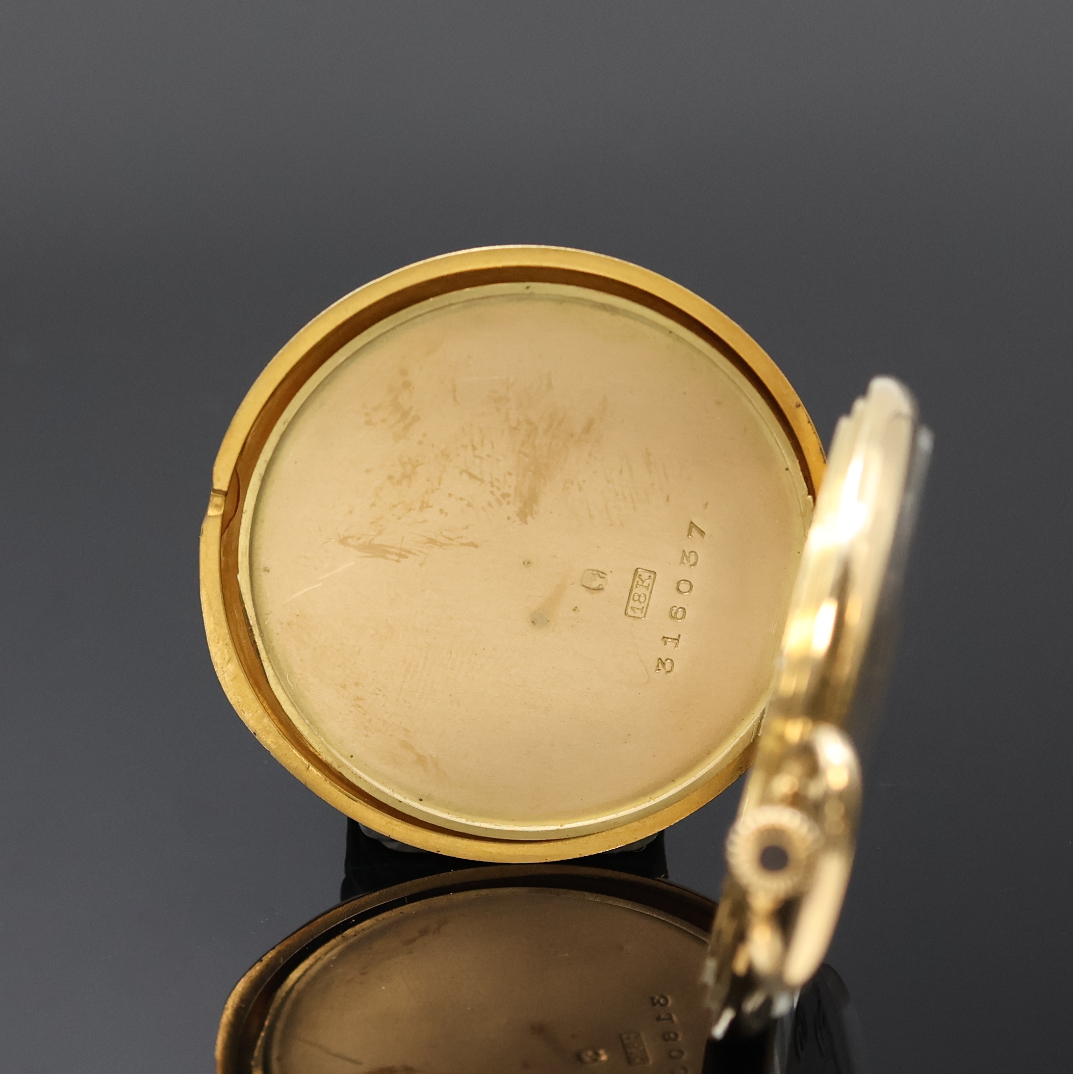Detail d: TIFFANY & Co / AGASSIZ W. Co Frackuhr in GG 750/000, Schweiz um 1930, glattes Geh., Rückdeckel m. Monogramm, Goldcuvette, vers. Zifferbl. m. gold. ...