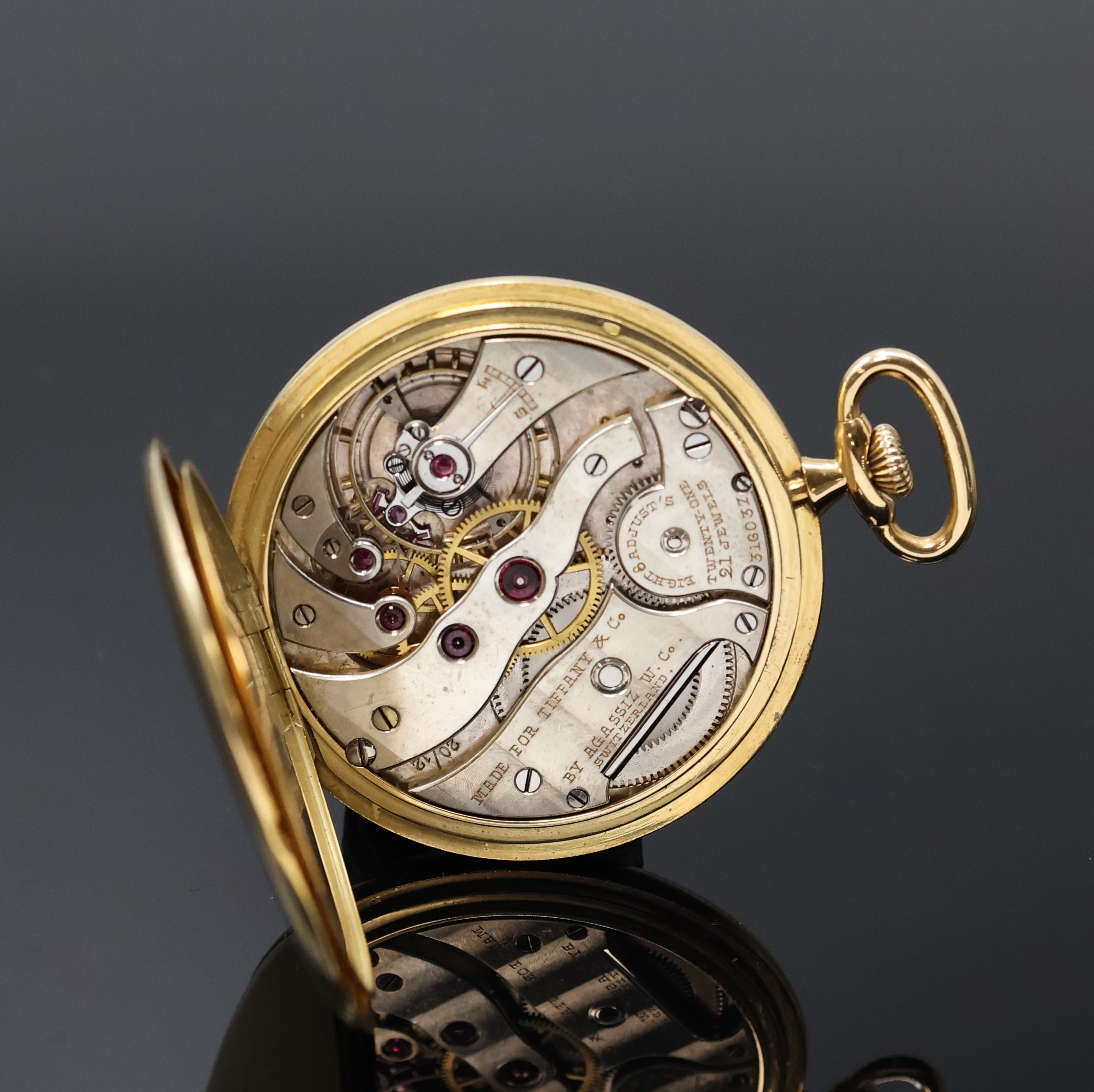 Detail e: TIFFANY & Co / AGASSIZ W. Co Frackuhr in GG 750/000, Schweiz um 1930, glattes Geh., Rückdeckel m. Monogramm, Goldcuvette, vers. Zifferbl. m. gold. ...