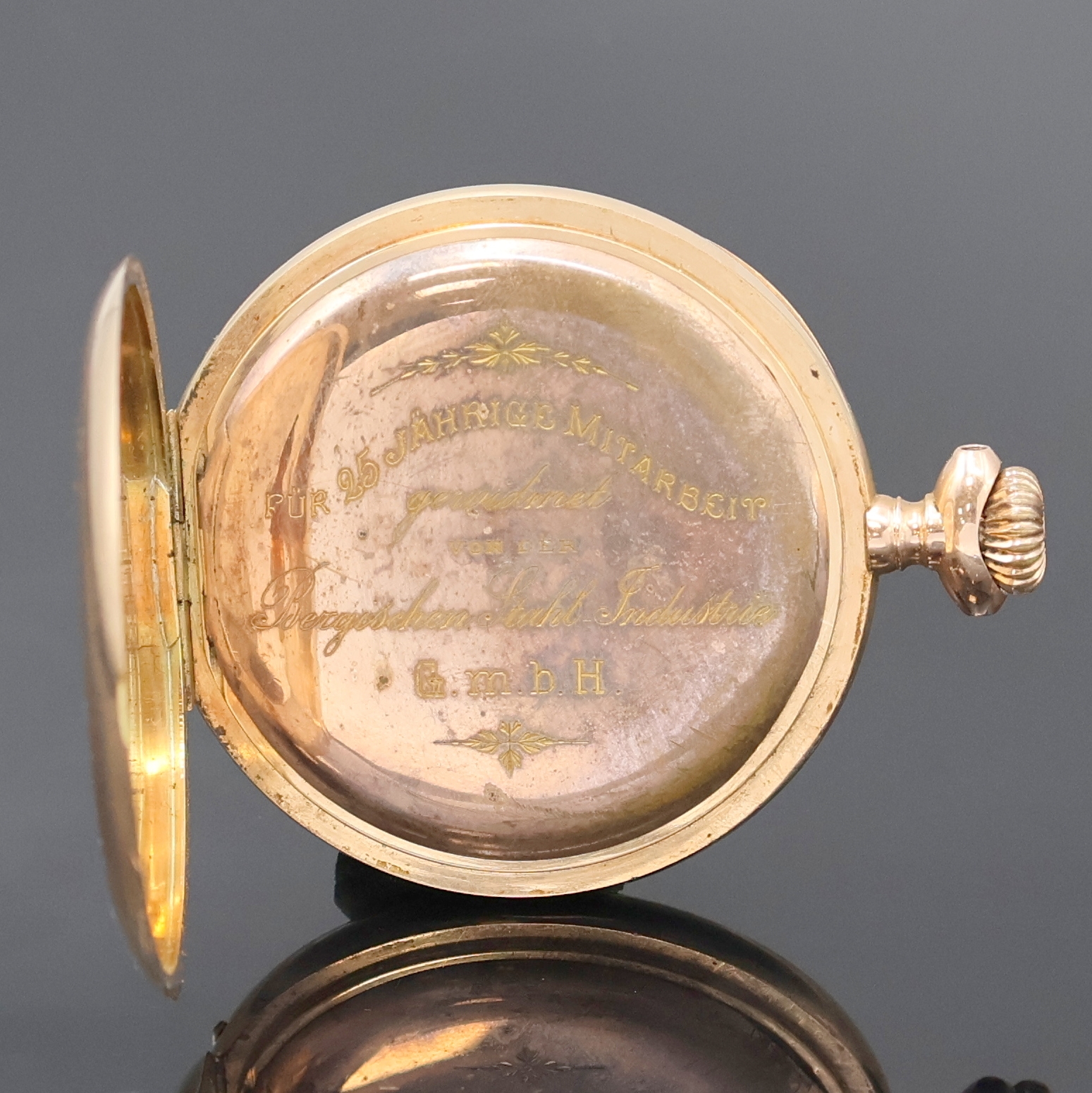 Detail b: ALPINA Union Horlogere offene Herrentaschenuhr in RG 585/000, Schweiz um 1910, guill. Rückdeckel, Metallcuvette m. Widmung, Emailzifferbl. l. ...