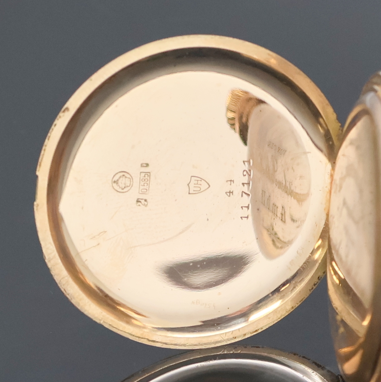 Detail c: ALPINA Union Horlogere offene Herrentaschenuhr in RG 585/000, Schweiz um 1910, guill. Rückdeckel, Metallcuvette m. Widmung, Emailzifferbl. l. ...