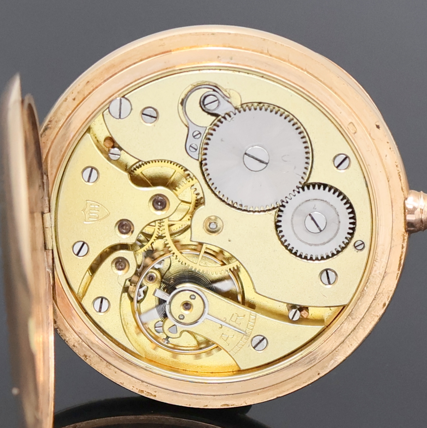 Detail d: ALPINA Union Horlogere offene Herrentaschenuhr in RG 585/000, Schweiz um 1910, guill. Rückdeckel, Metallcuvette m. Widmung, Emailzifferbl. l. ...