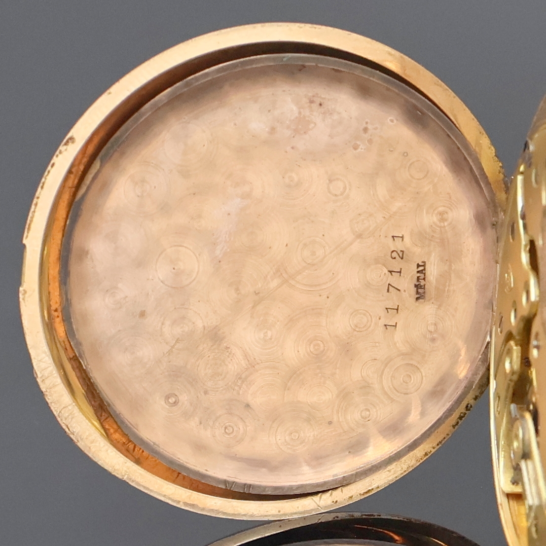 Detail e: ALPINA Union Horlogere offene Herrentaschenuhr in RG 585/000, Schweiz um 1910, guill. Rückdeckel, Metallcuvette m. Widmung, Emailzifferbl. l. ...