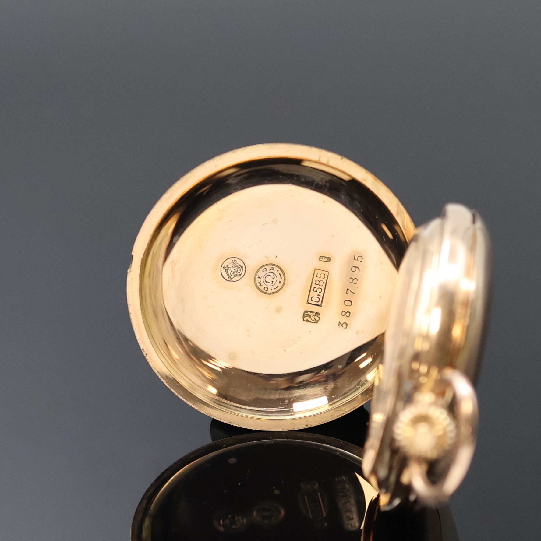 Detail a: OMEGA Damensavonette in RG 585/000, Schweiz um 1910, glattes Geh. l. dell., Metallcuvette, Emailzifferbl. riss., arab. Zahlen, gold. Zeiger, kl. Sek. ...