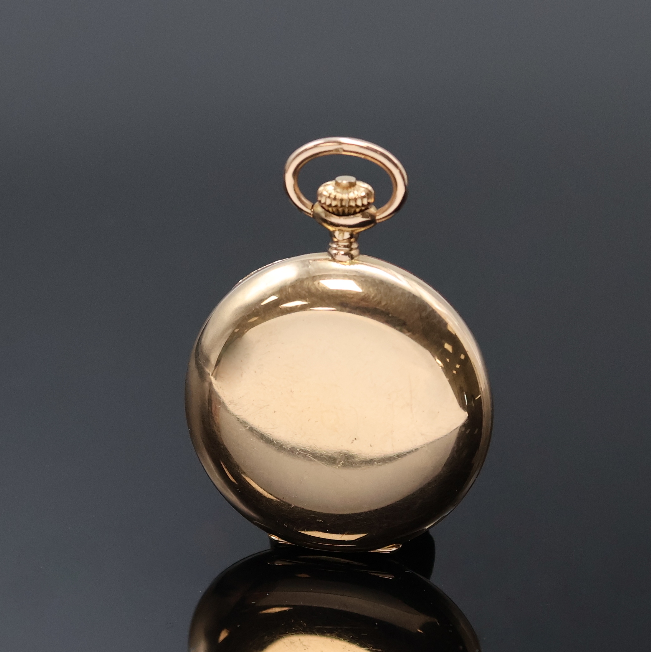 Detail b: OMEGA Damensavonette in RG 585/000, Schweiz um 1910, glattes Geh. l. dell., Metallcuvette, Emailzifferbl. riss., arab. Zahlen, gold. Zeiger, kl. Sek. ...
