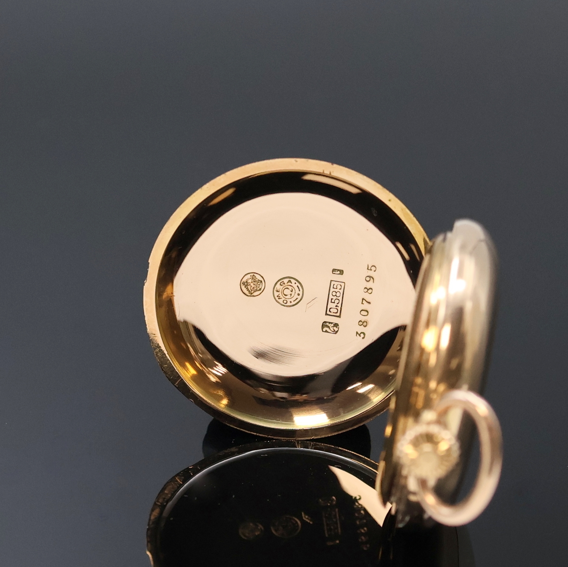 Detail c: OMEGA Damensavonette in RG 585/000, Schweiz um 1910, glattes Geh. l. dell., Metallcuvette, Emailzifferbl. riss., arab. Zahlen, gold. Zeiger, kl. Sek. ...