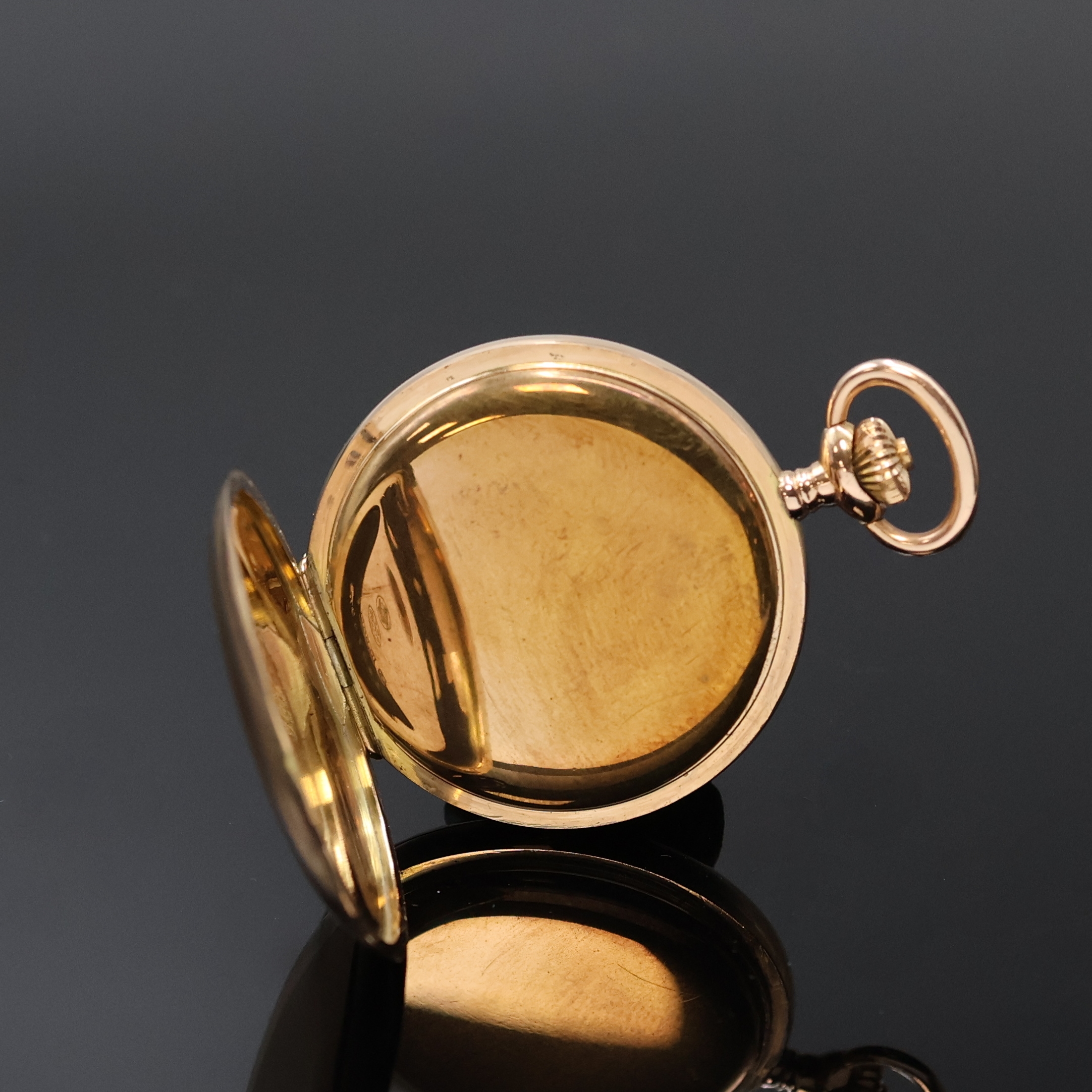 Detail d: OMEGA Damensavonette in RG 585/000, Schweiz um 1910, glattes Geh. l. dell., Metallcuvette, Emailzifferbl. riss., arab. Zahlen, gold. Zeiger, kl. Sek. ...