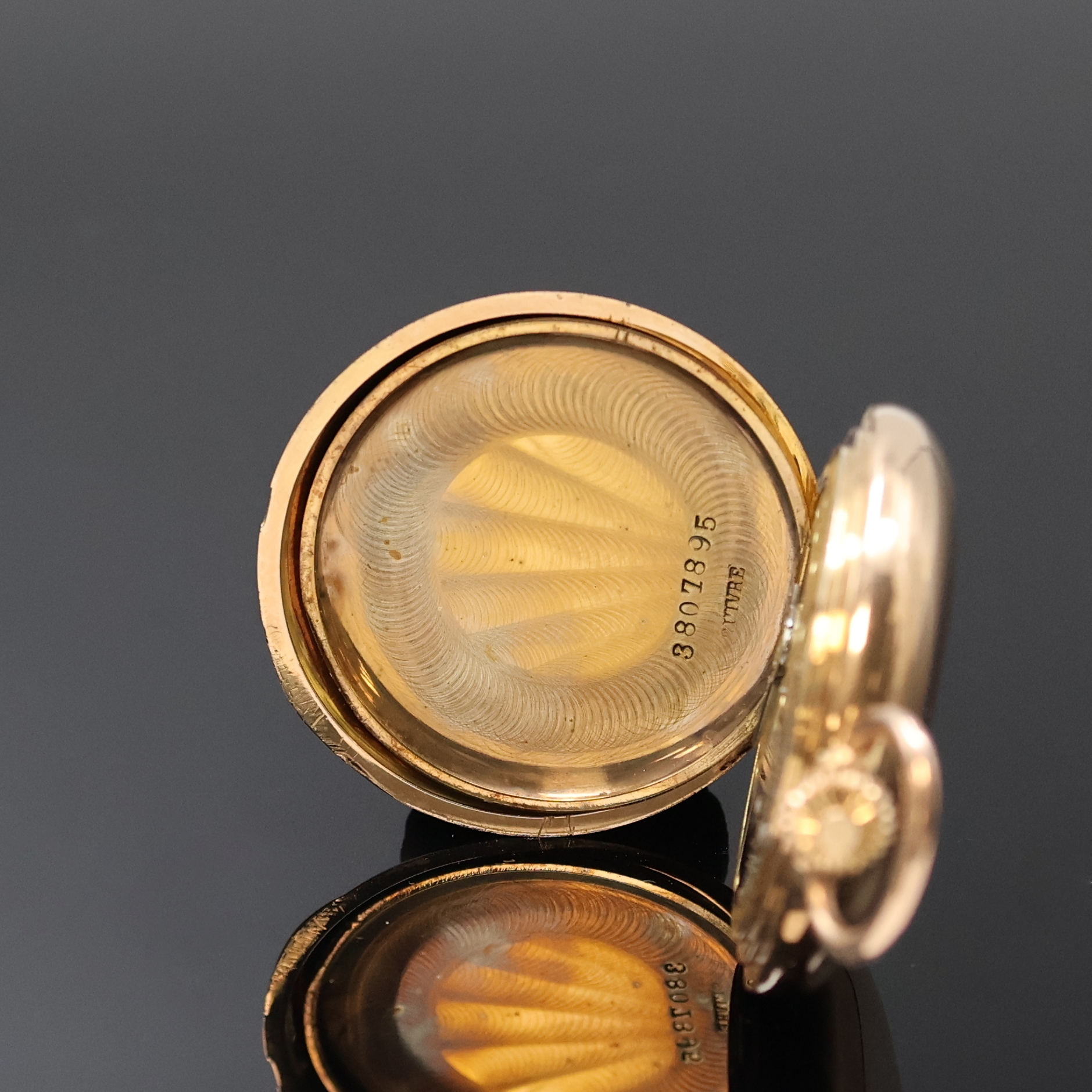Detail e: OMEGA Damensavonette in RG 585/000, Schweiz um 1910, glattes Geh. l. dell., Metallcuvette, Emailzifferbl. riss., arab. Zahlen, gold. Zeiger, kl. Sek. ...