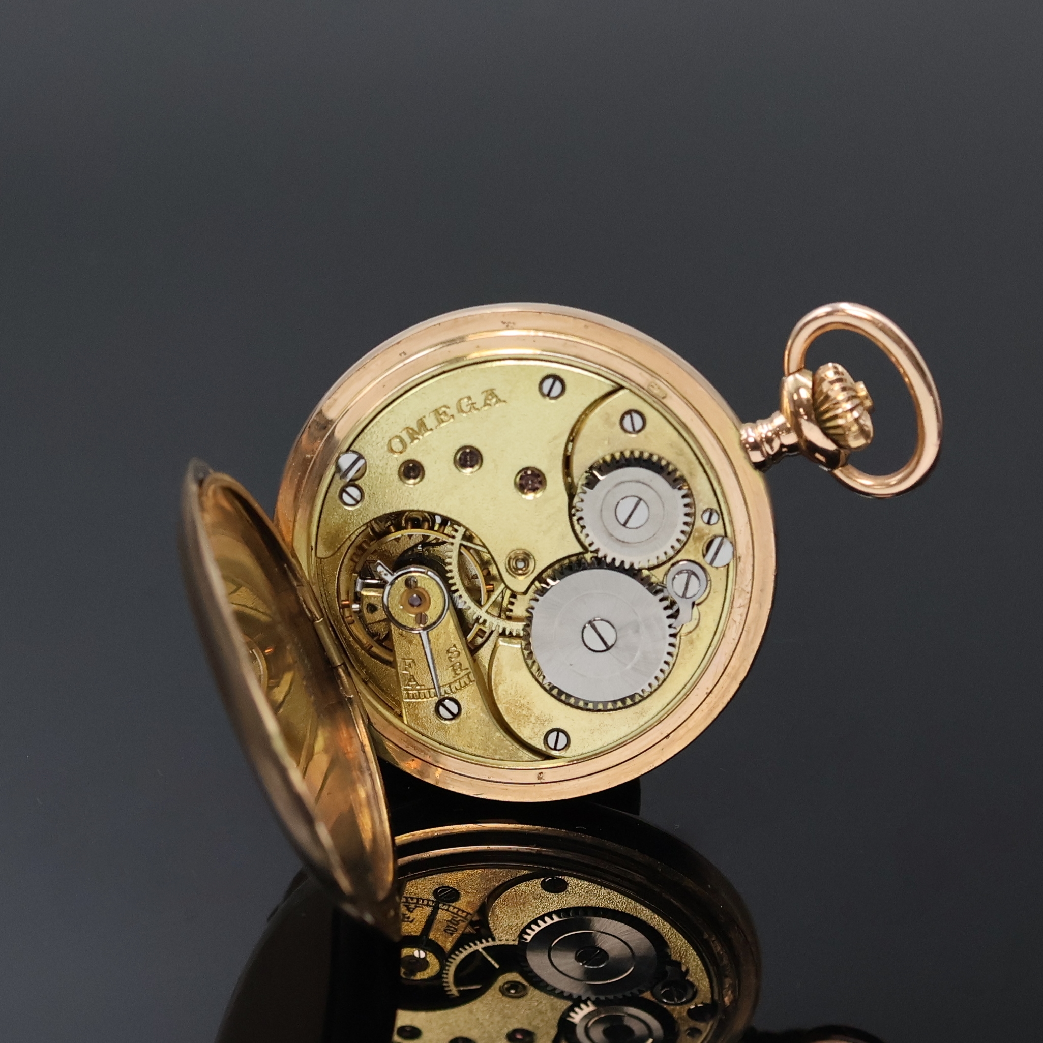 Detail f: OMEGA Damensavonette in RG 585/000, Schweiz um 1910, glattes Geh. l. dell., Metallcuvette, Emailzifferbl. riss., arab. Zahlen, gold. Zeiger, kl. Sek. ...