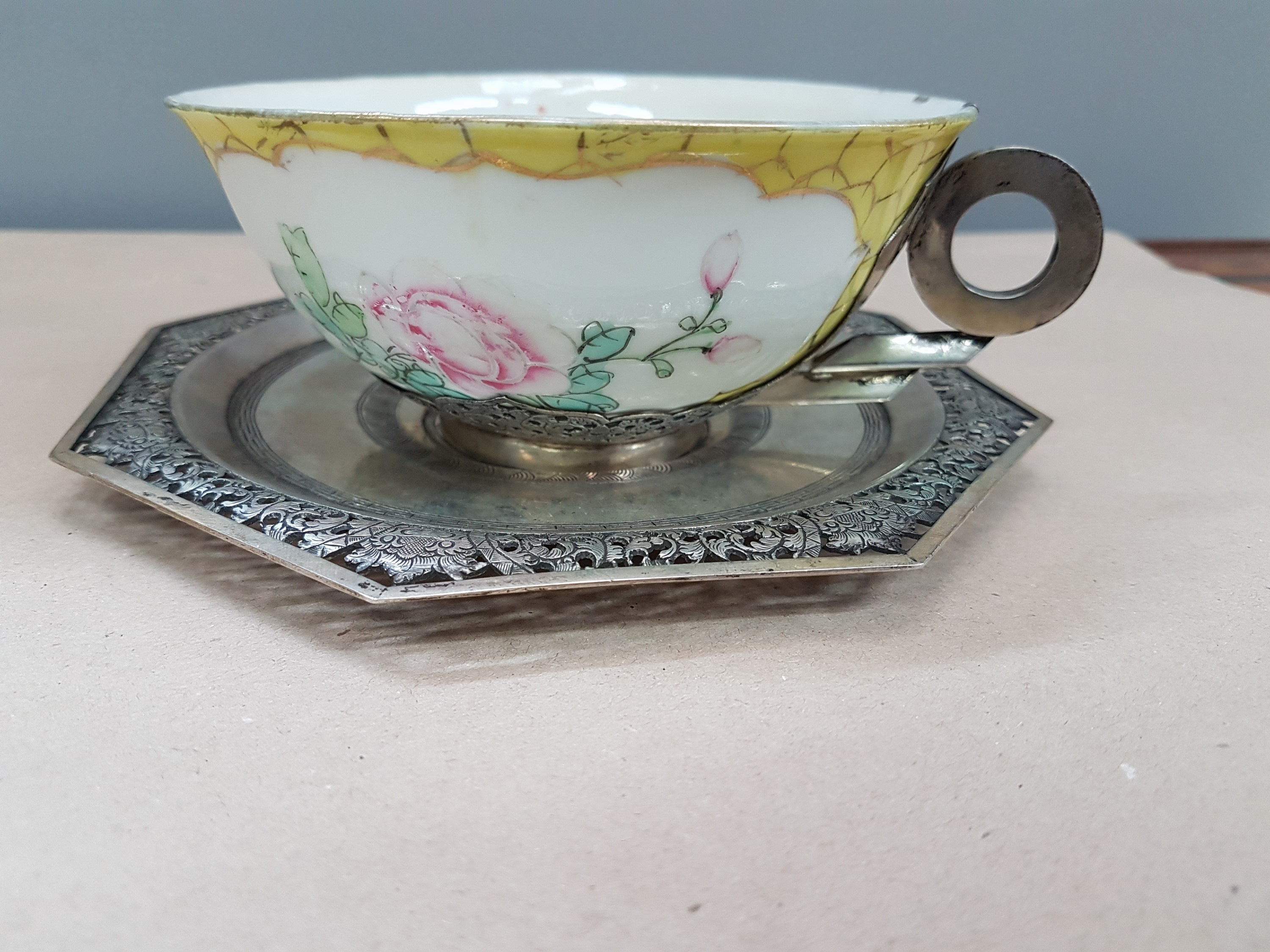 Detail a: Teetasse mit Untertasse, China, um 1900, Porzellantasse gelbgrundig, in 2 Kartuschen Blumenmalerei, Montur und Henkel sowie Untertasse Silber, teils ...