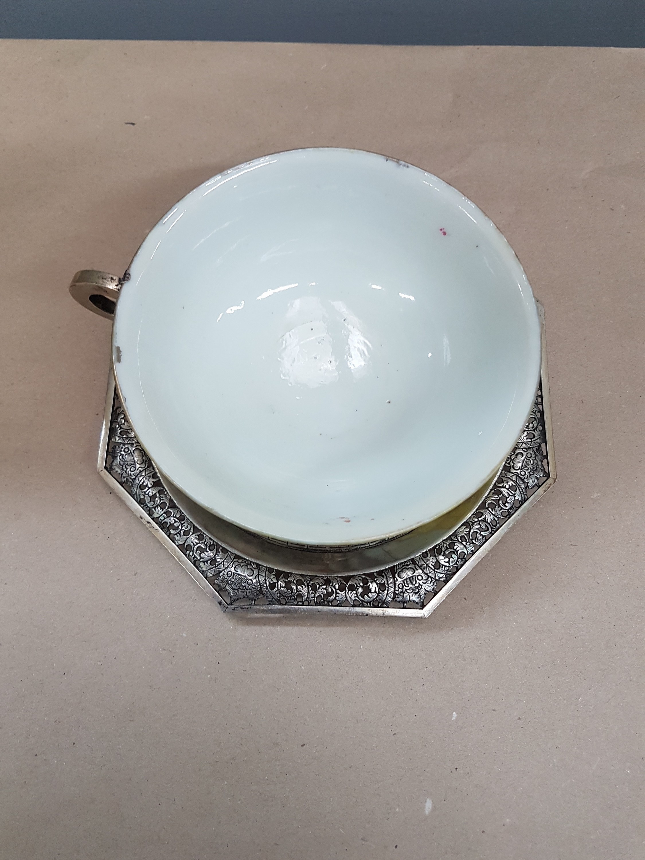 Detail d: Teetasse mit Untertasse, China, um 1900, Porzellantasse gelbgrundig, in 2 Kartuschen Blumenmalerei, Montur und Henkel sowie Untertasse Silber, teils ...