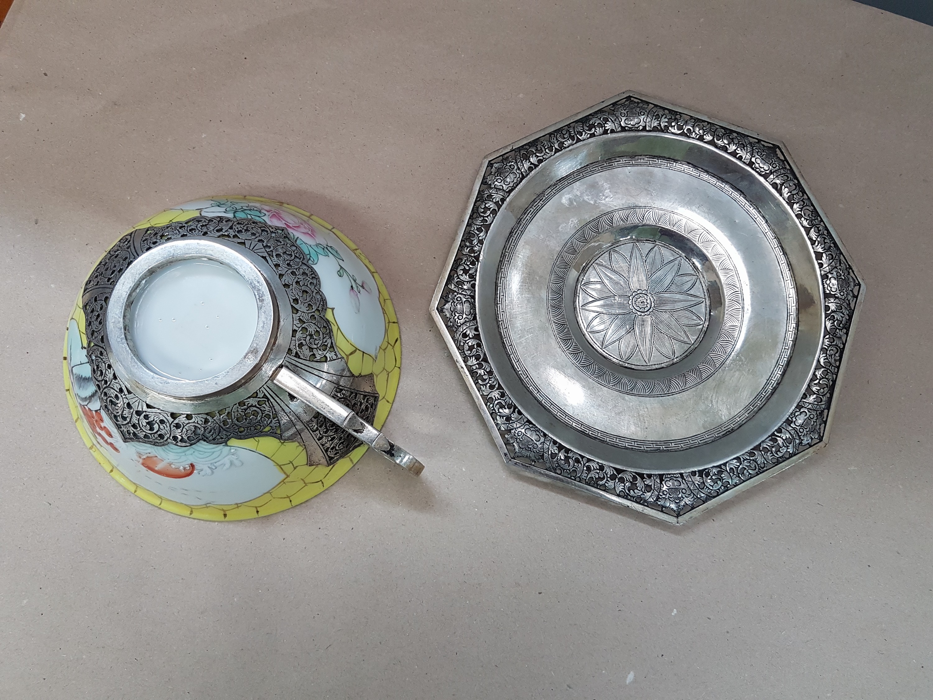 Detail e: Teetasse mit Untertasse, China, um 1900, Porzellantasse gelbgrundig, in 2 Kartuschen Blumenmalerei, Montur und Henkel sowie Untertasse Silber, teils ...