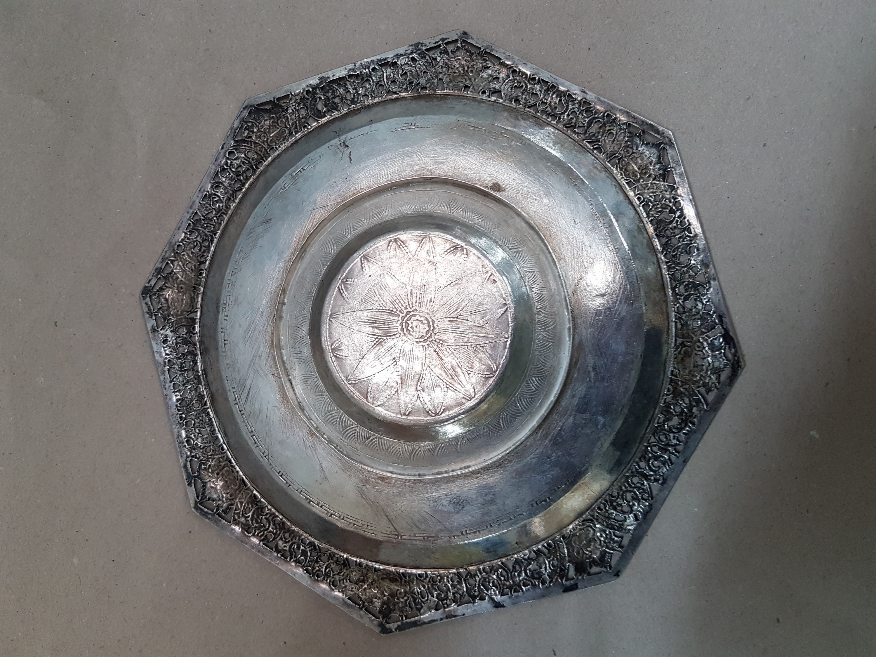Detail f: Teetasse mit Untertasse, China, um 1900, Porzellantasse gelbgrundig, in 2 Kartuschen Blumenmalerei, Montur und Henkel sowie Untertasse Silber, teils ...