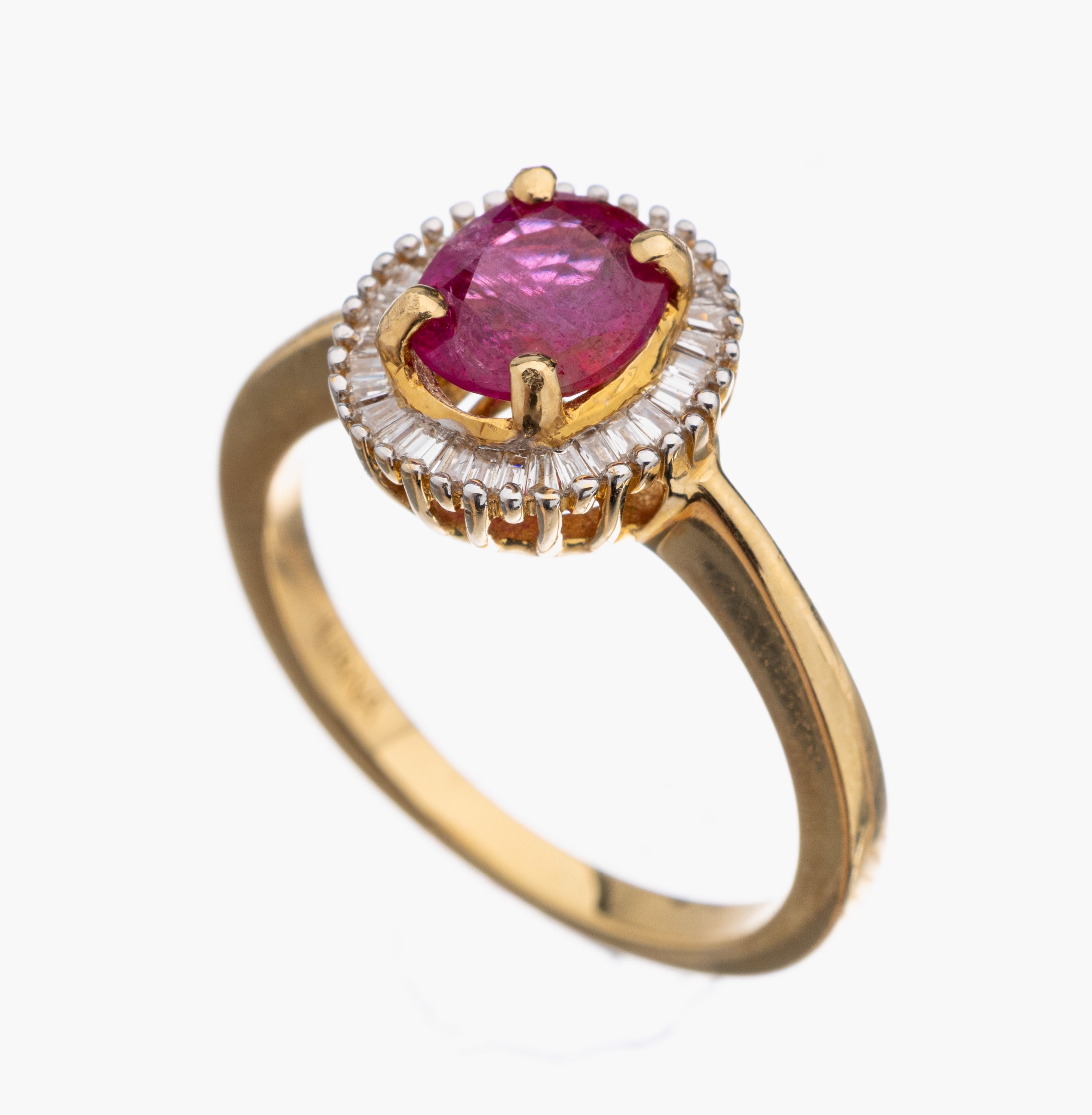 18 kt Gold Rubin-Diamant-Ring, GG 750/000, mittig erhaben gefasster ovalfacett. Rubin ca.1.16 ct, mit Gemological Consultancy Expertise, keine ...