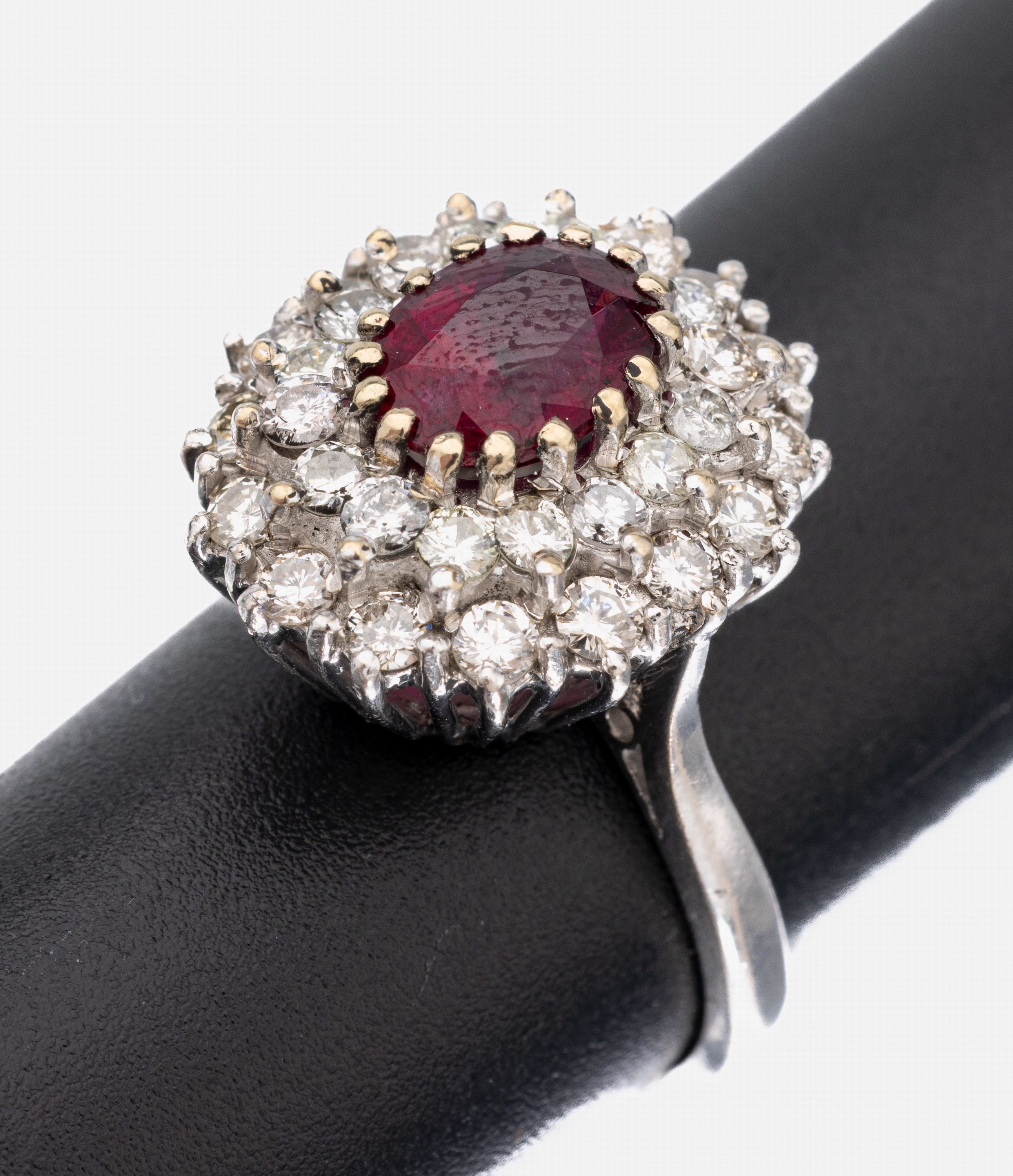18 kt Gold Rubin-Brillant-Ring, WG 750/000,Aufbau in mehreren Ebenen, mittig ovalfacett. Rubin ca. 1.30 ct, umgeben von 32 Brillanten zus. ca. 1.09 ...
