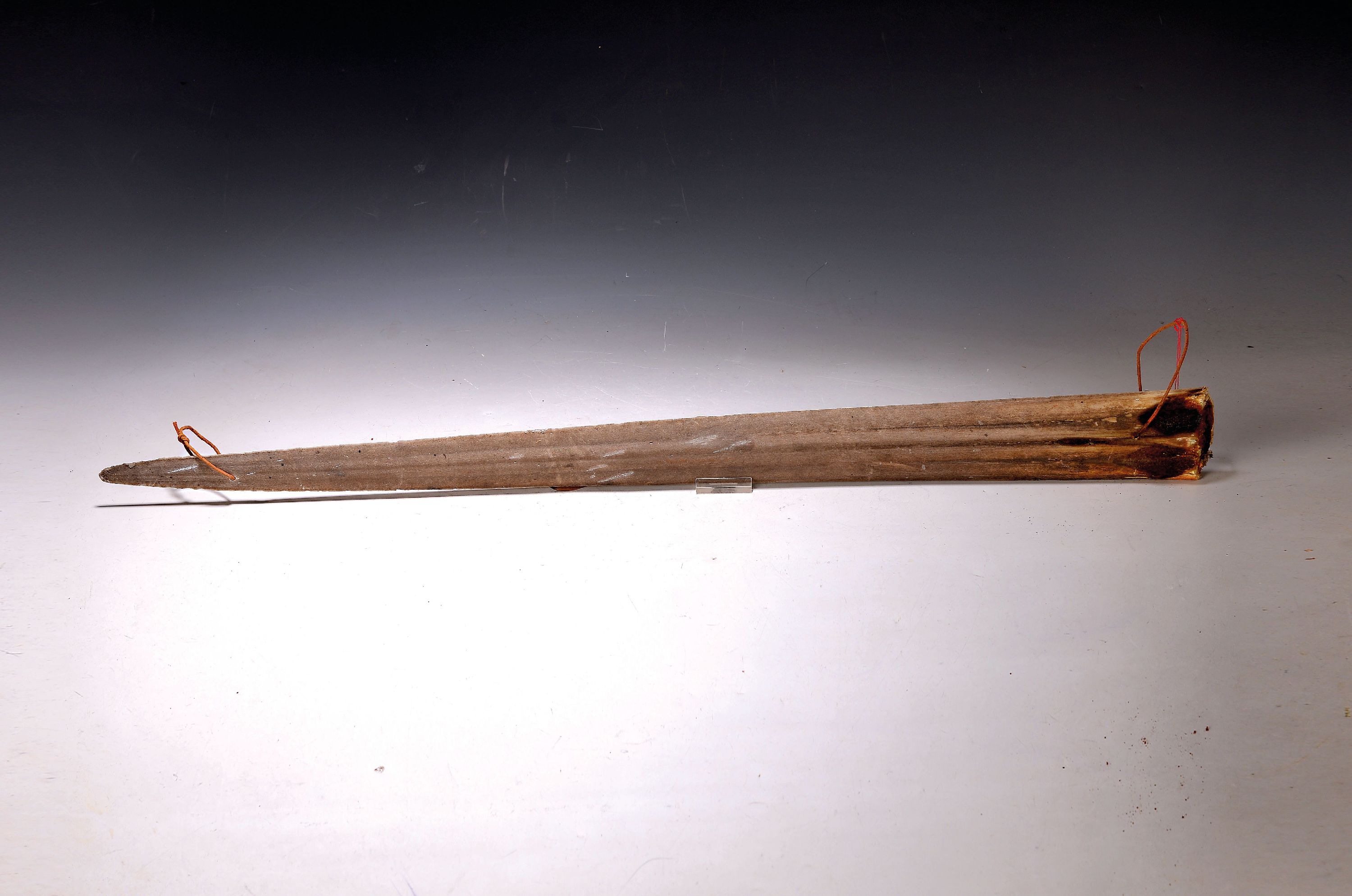 Schwert eines Schwertfischs, ca. 50 Jahre alt, mit Bohrung am oberen Ende, L. ca. 80cm
