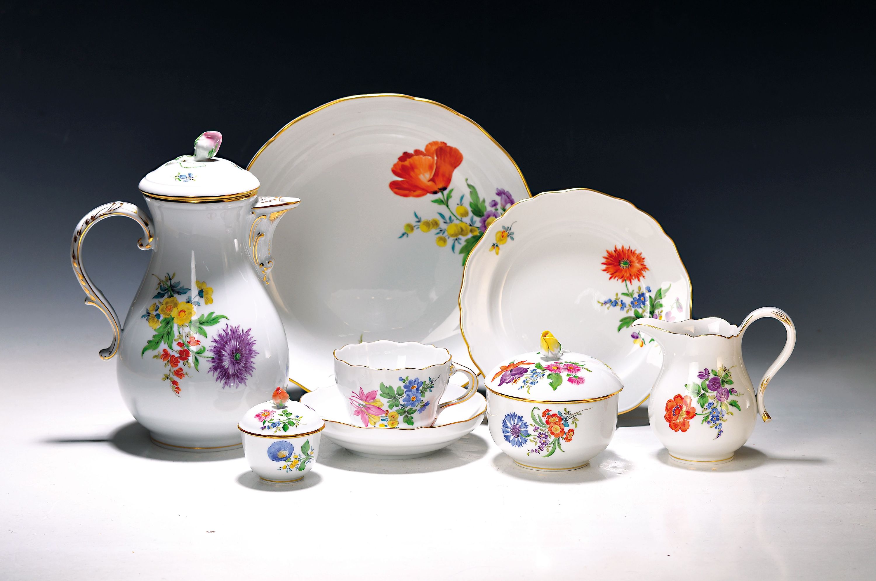 Kaffeeservice für 6 Personen, Meissen, 20. Jh., 1. Wahl, mit bunter Blumenmalerei und Goldrand, Kanne, Zuckerdose, Milchkännchen, 6 Tassen mit ...
