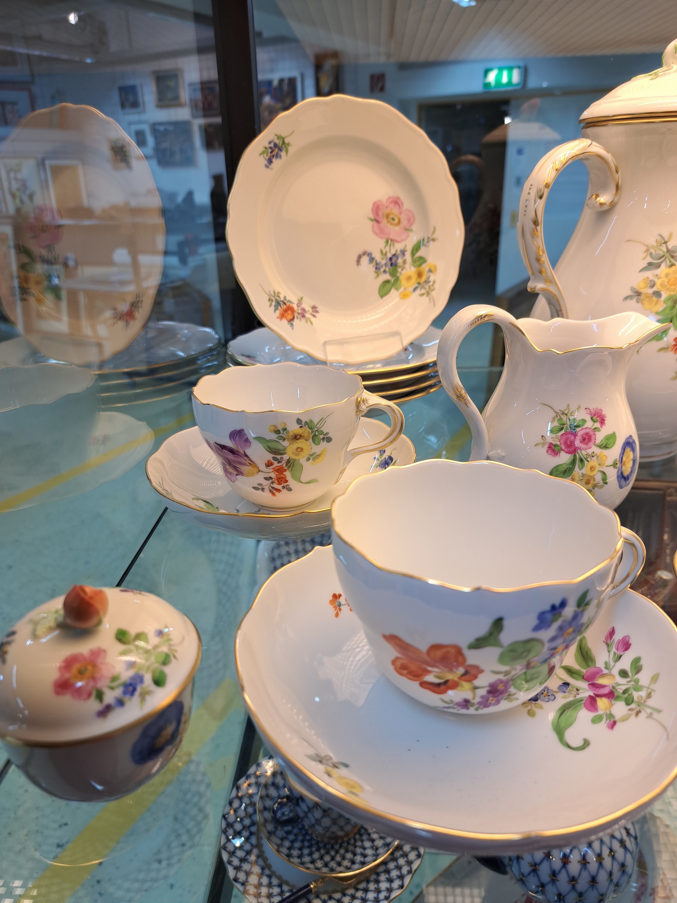 Detail a: Kaffeeservice für 6 Personen, Meissen, 20. Jh., 1. Wahl, mit bunter Blumenmalerei und Goldrand, Kanne, Zuckerdose, Milchkännchen, 6 Tassen mit ...