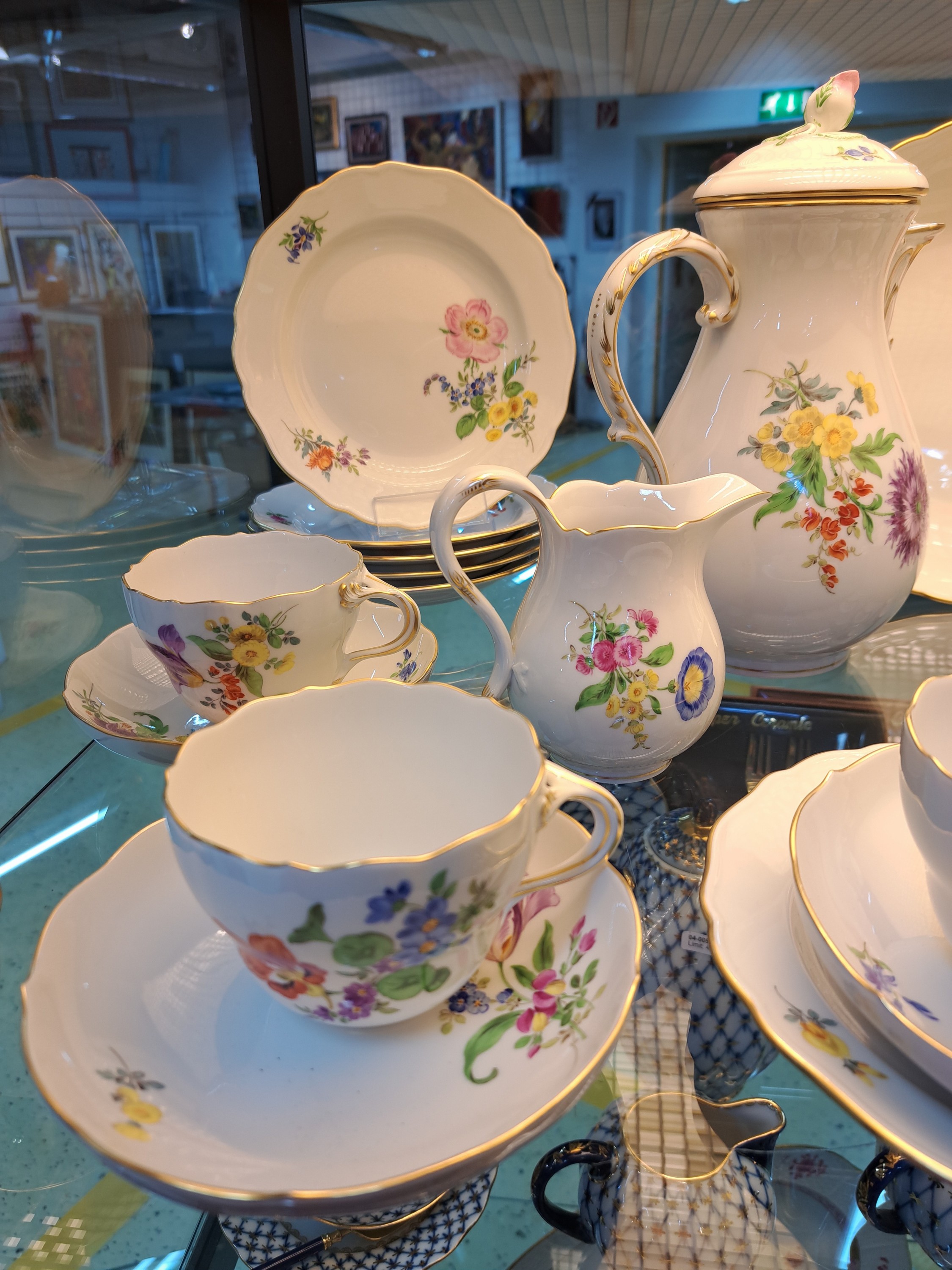 Detail b: Kaffeeservice für 6 Personen, Meissen, 20. Jh., 1. Wahl, mit bunter Blumenmalerei und Goldrand, Kanne, Zuckerdose, Milchkännchen, 6 Tassen mit ...