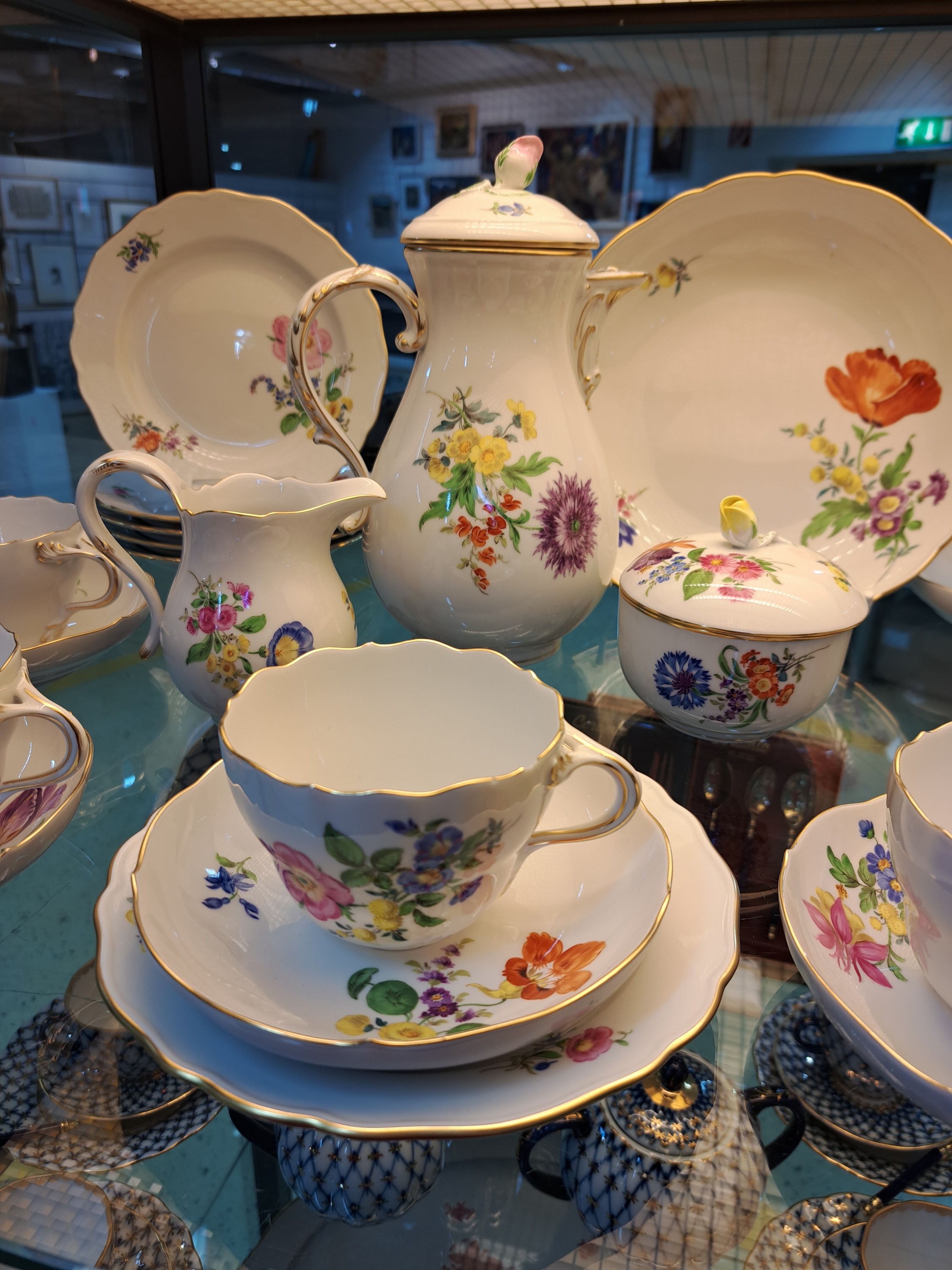 Detail c: Kaffeeservice für 6 Personen, Meissen, 20. Jh., 1. Wahl, mit bunter Blumenmalerei und Goldrand, Kanne, Zuckerdose, Milchkännchen, 6 Tassen mit ...