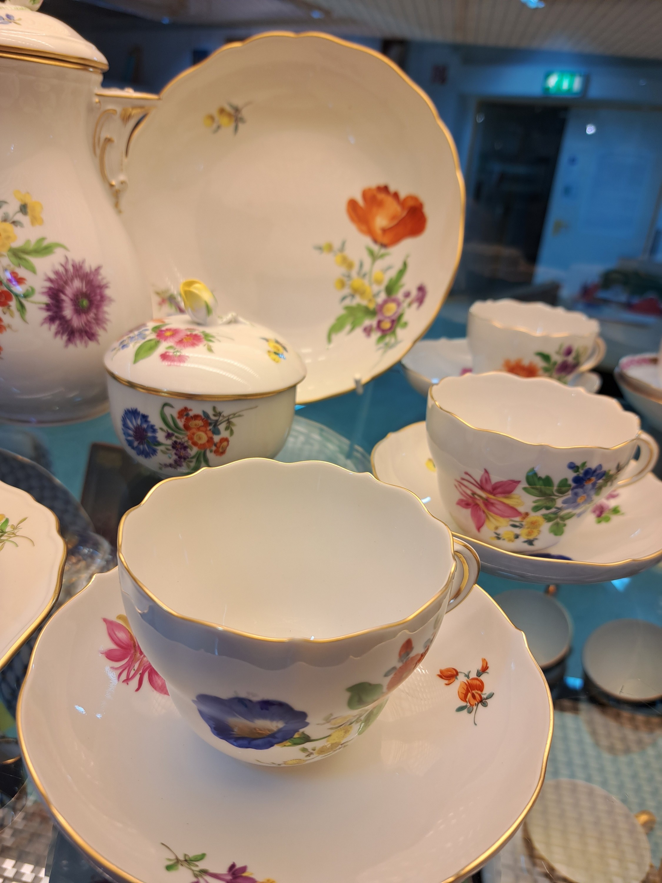 Detail d: Kaffeeservice für 6 Personen, Meissen, 20. Jh., 1. Wahl, mit bunter Blumenmalerei und Goldrand, Kanne, Zuckerdose, Milchkännchen, 6 Tassen mit ...