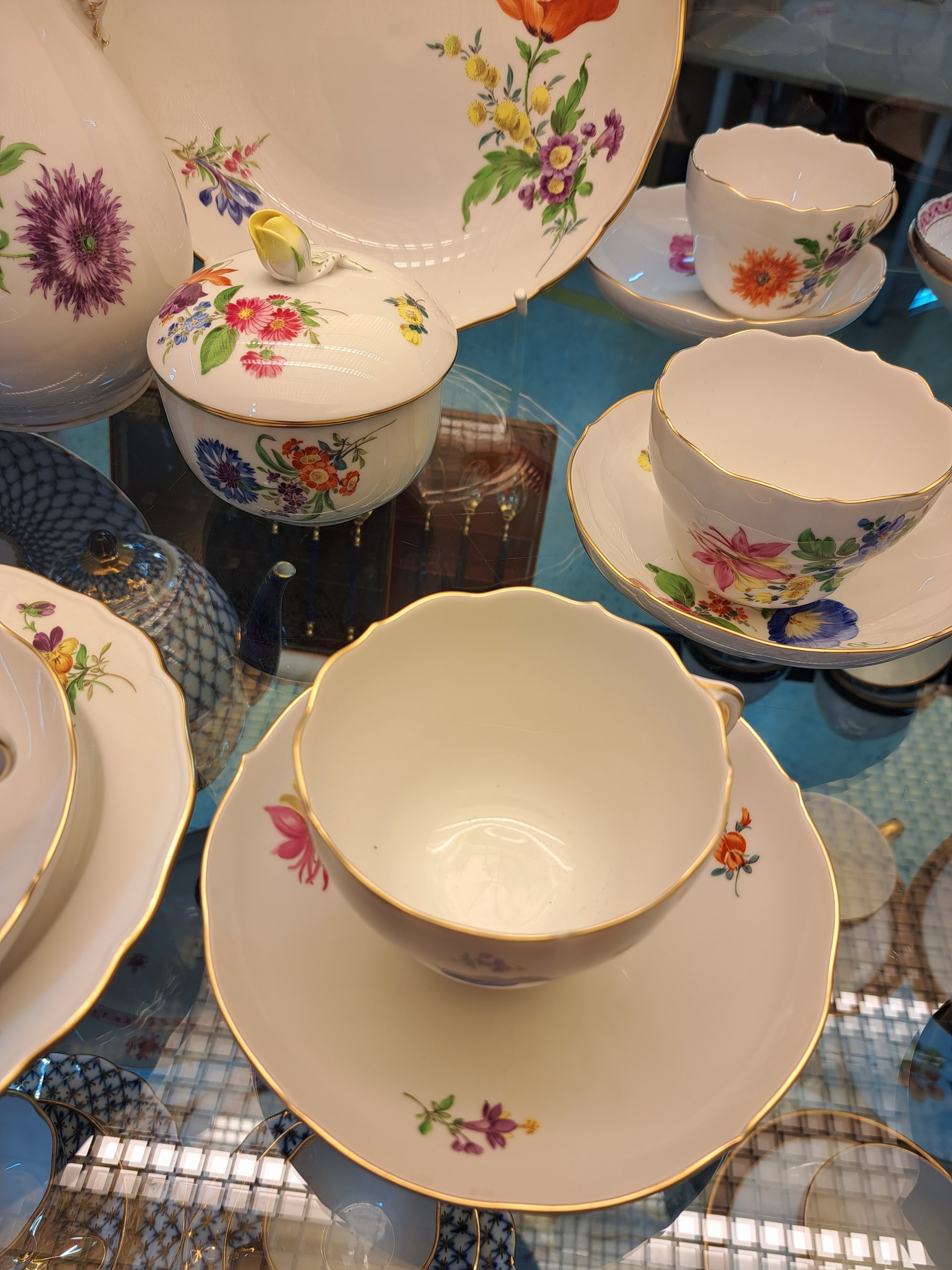 Detail e: Kaffeeservice für 6 Personen, Meissen, 20. Jh., 1. Wahl, mit bunter Blumenmalerei und Goldrand, Kanne, Zuckerdose, Milchkännchen, 6 Tassen mit ...