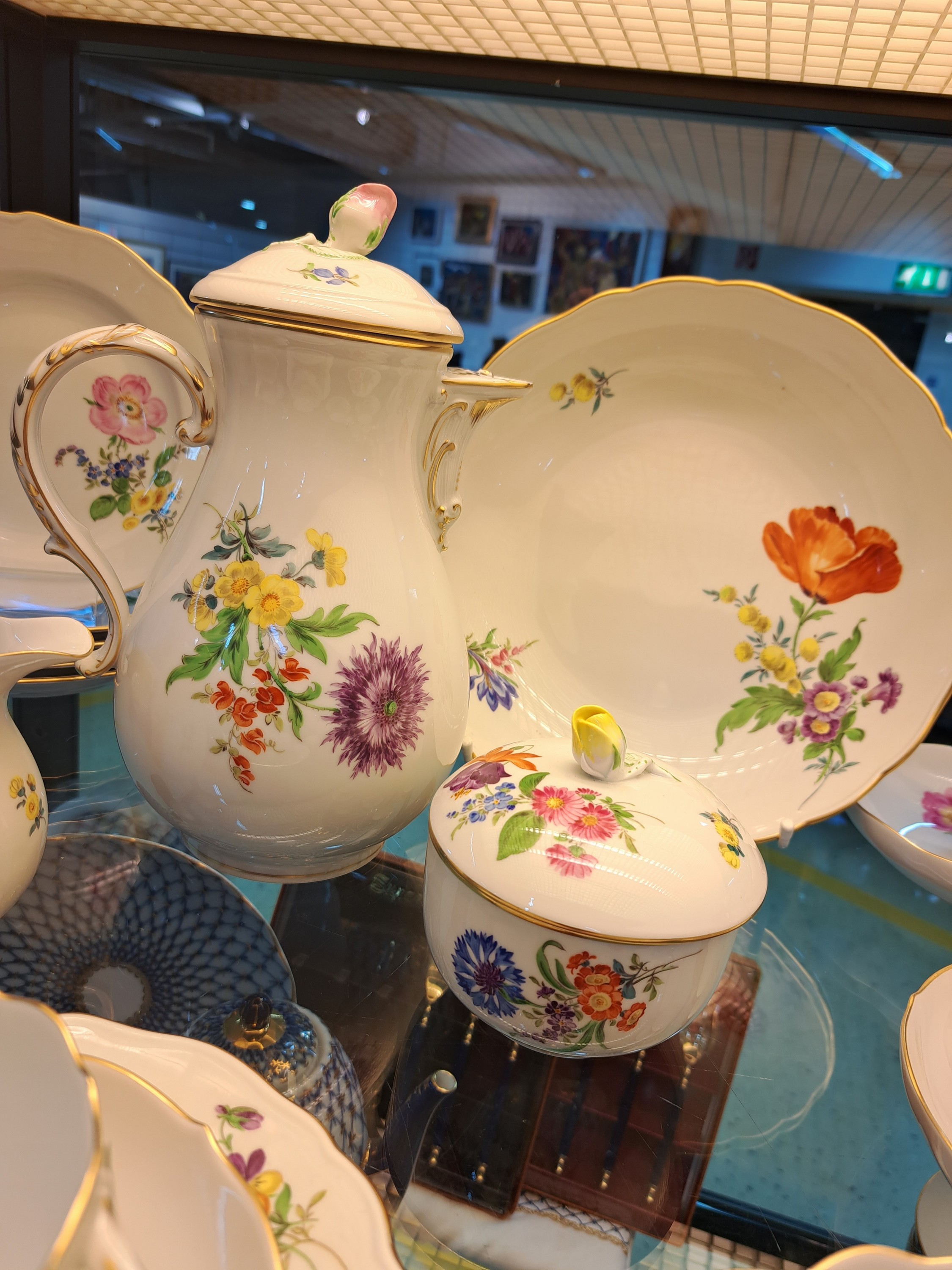 Detail f: Kaffeeservice für 6 Personen, Meissen, 20. Jh., 1. Wahl, mit bunter Blumenmalerei und Goldrand, Kanne, Zuckerdose, Milchkännchen, 6 Tassen mit ...