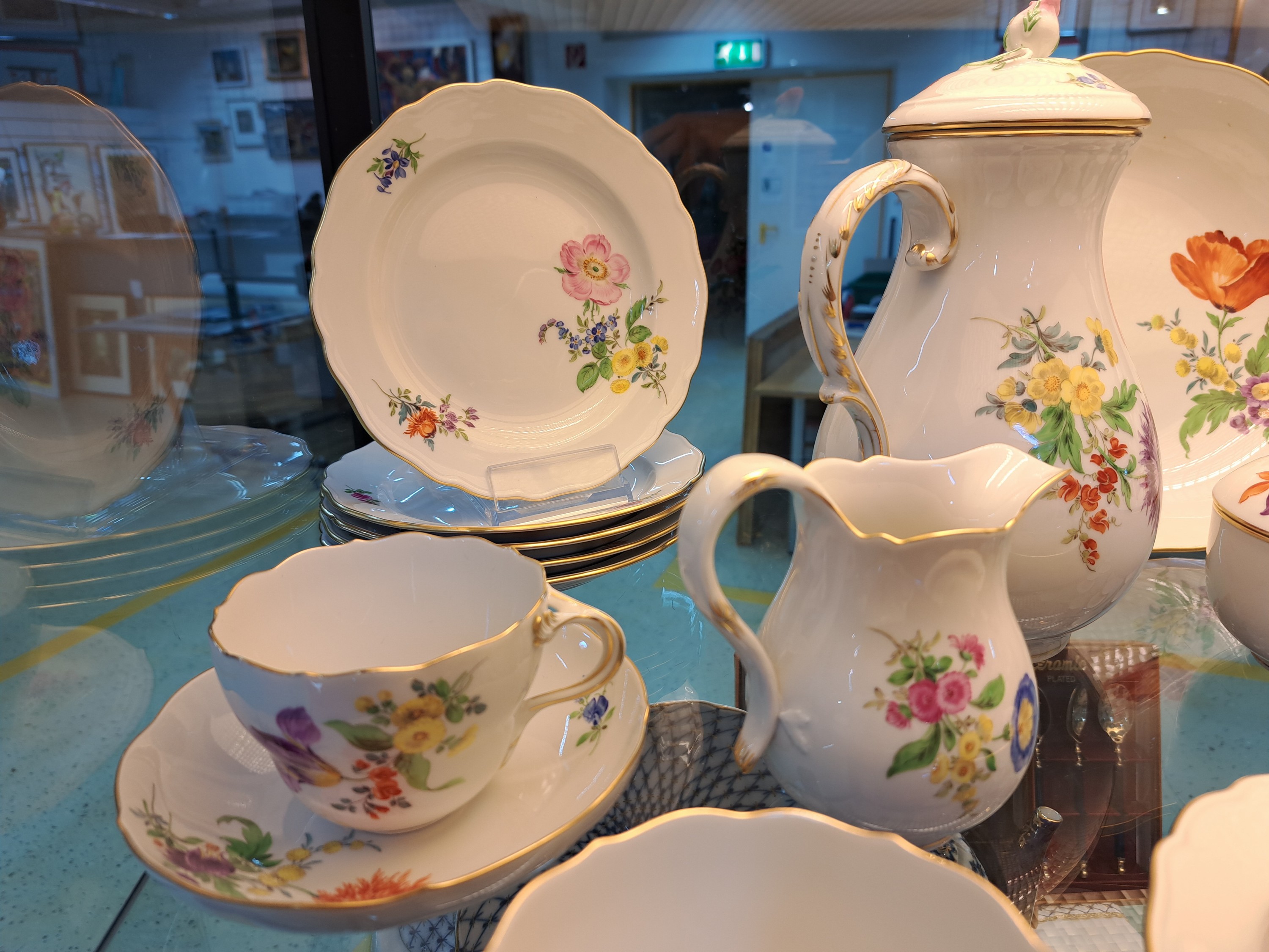 Detail g: Kaffeeservice für 6 Personen, Meissen, 20. Jh., 1. Wahl, mit bunter Blumenmalerei und Goldrand, Kanne, Zuckerdose, Milchkännchen, 6 Tassen mit ...