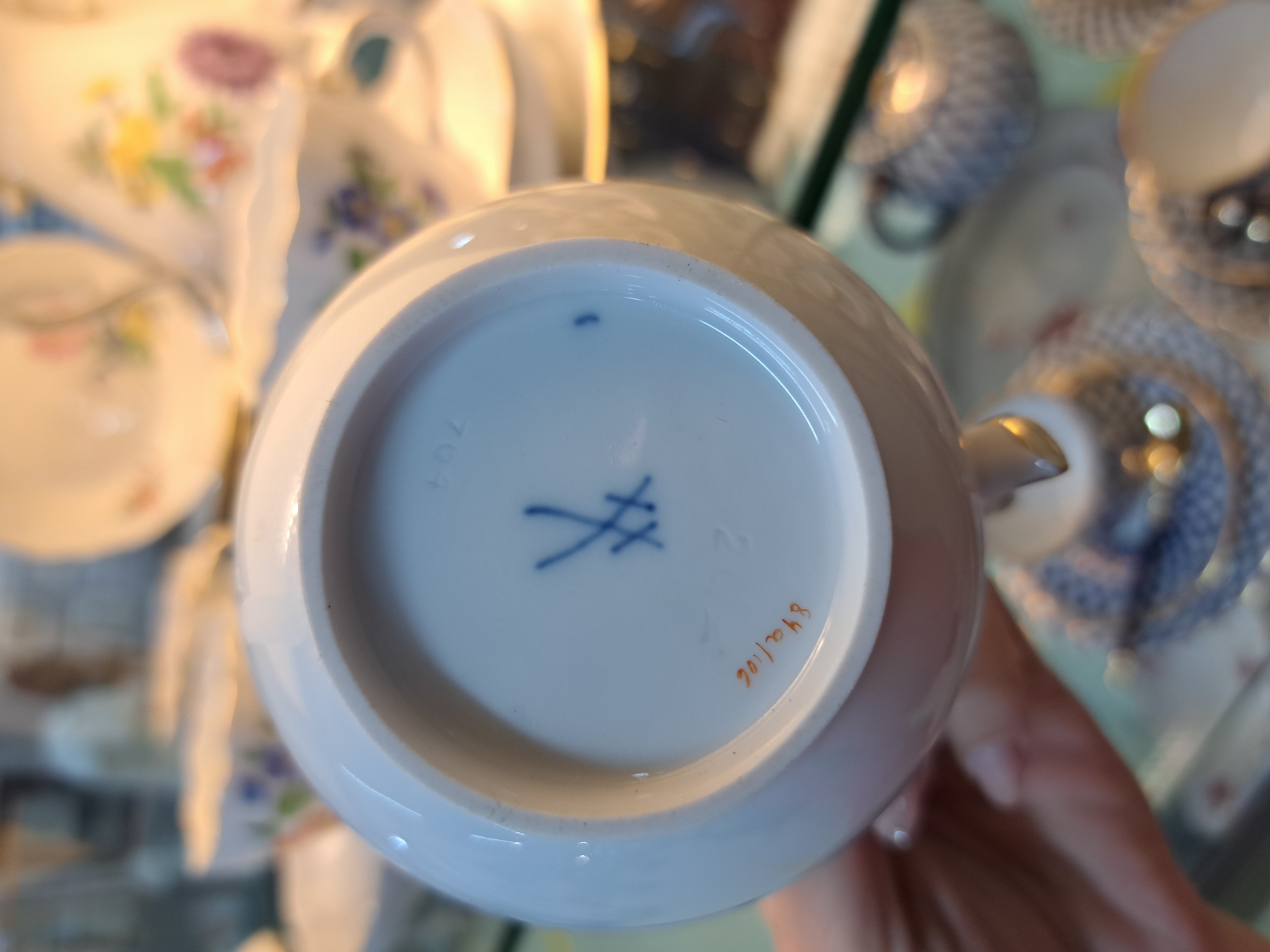 Detail h: Kaffeeservice für 6 Personen, Meissen, 20. Jh., 1. Wahl, mit bunter Blumenmalerei und Goldrand, Kanne, Zuckerdose, Milchkännchen, 6 Tassen mit ...