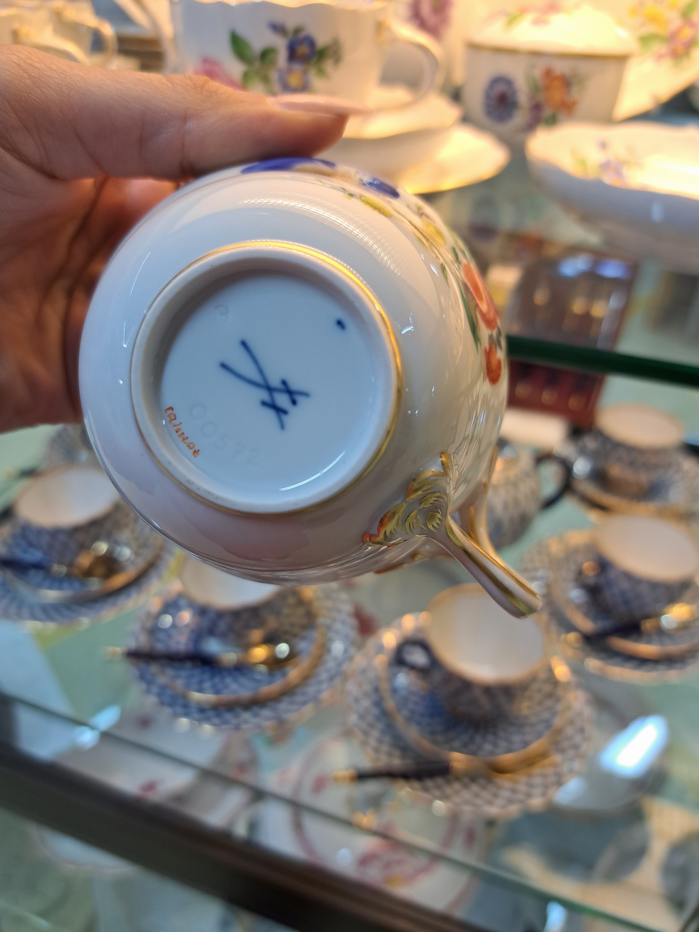 Detail i: Kaffeeservice für 6 Personen, Meissen, 20. Jh., 1. Wahl, mit bunter Blumenmalerei und Goldrand, Kanne, Zuckerdose, Milchkännchen, 6 Tassen mit ...