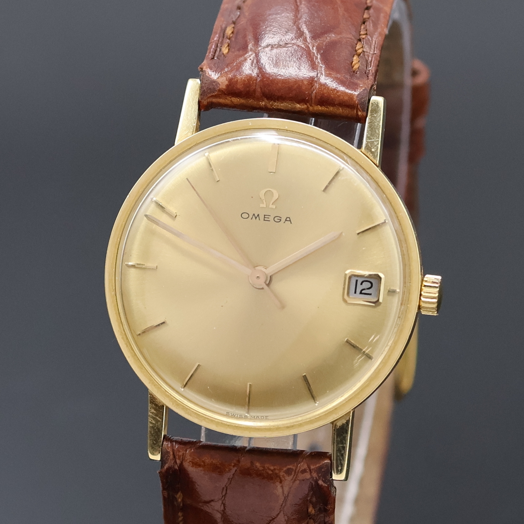 Detail a: OMEGA Armbanduhr Referenz 14731 in GG 750/000, Schweiz um 1969, Handaufzug, 3-tlg. Geh., Boden u. Glasrand aufgedr., gold. Zifferbl. m. aufges. gold. ...