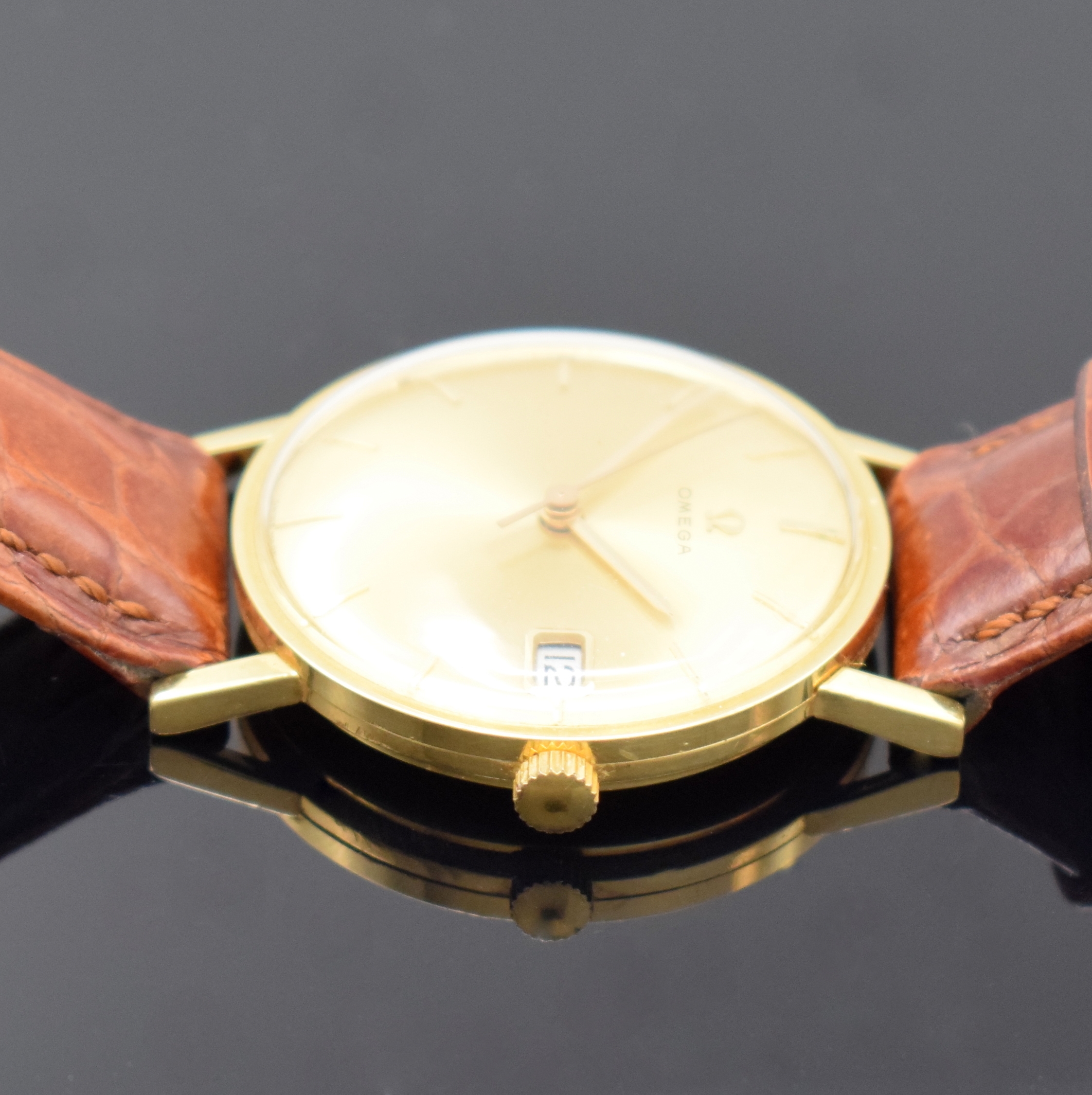 Detail b: OMEGA Armbanduhr Referenz 14731 in GG 750/000, Schweiz um 1969, Handaufzug, 3-tlg. Geh., Boden u. Glasrand aufgedr., gold. Zifferbl. m. aufges. gold. ...