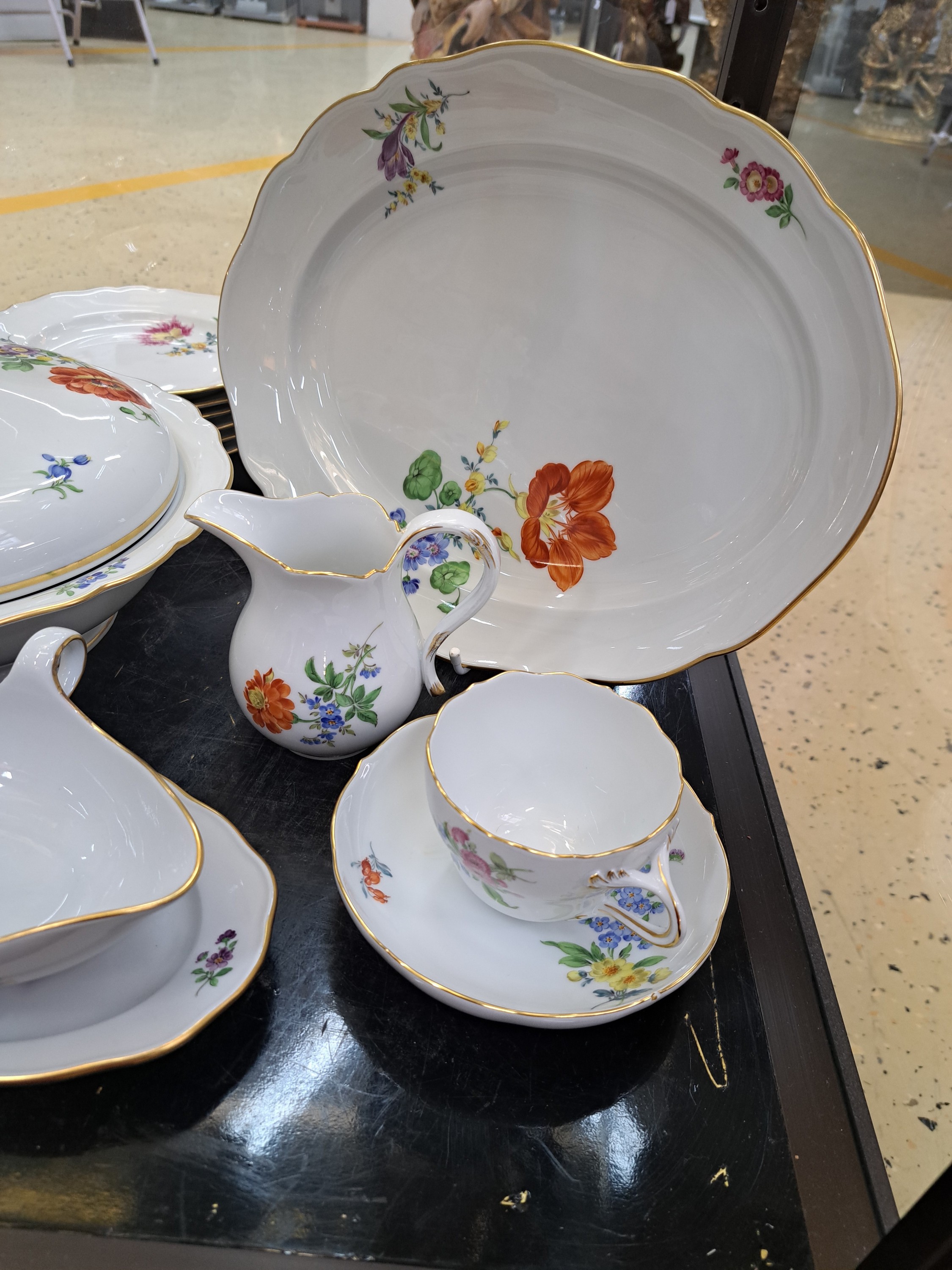 Detail a: Speise- und Kaffeeservice für 6 Personen, Meissen, 20. Jh., bunte Blumenmalerei, Goldränder, 6 flache Teller, davon 2x 2. Wahl, 6 tiefe Teller, ...