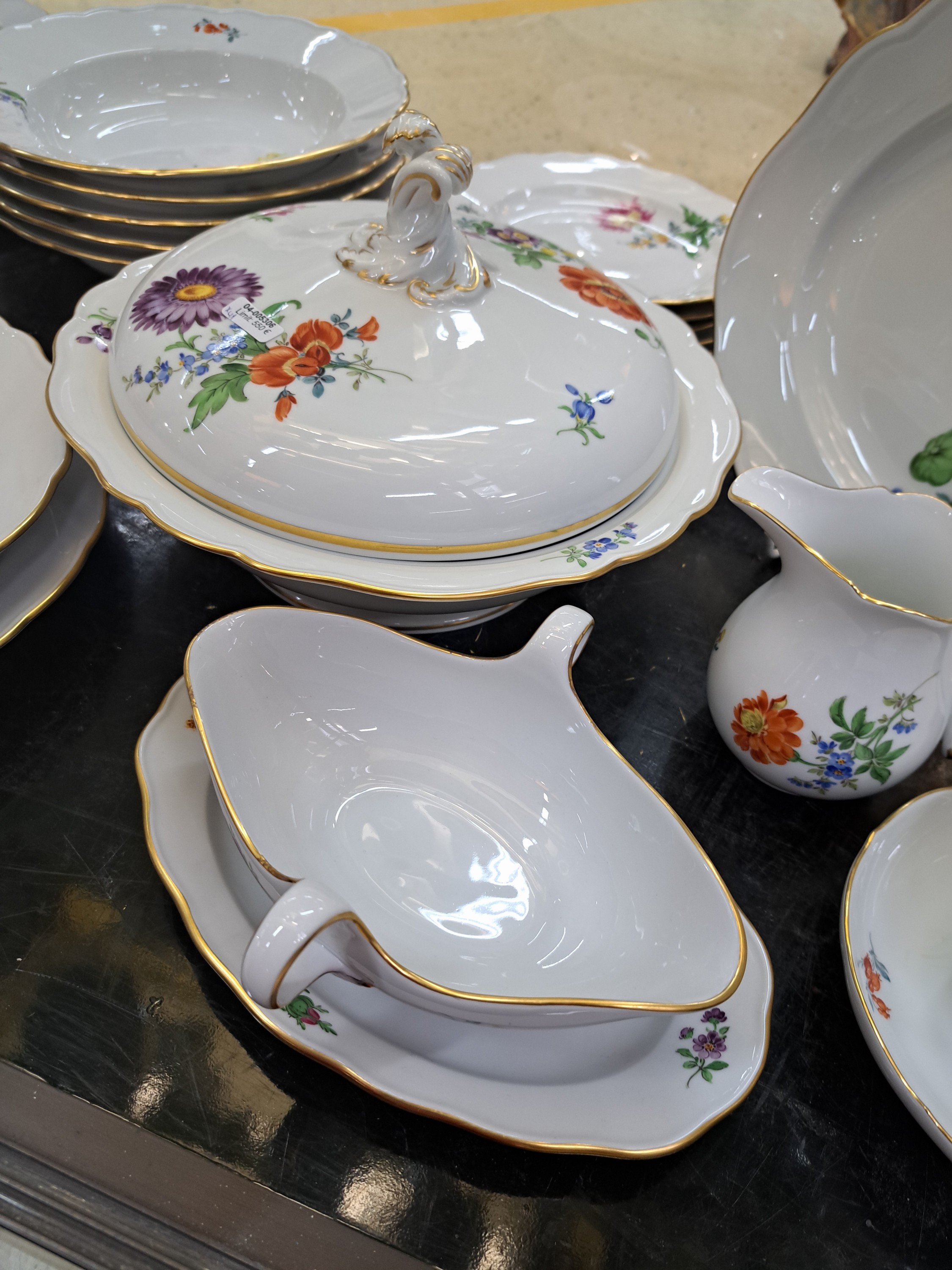 Detail b: Speise- und Kaffeeservice für 6 Personen, Meissen, 20. Jh., bunte Blumenmalerei, Goldränder, 6 flache Teller, davon 2x 2. Wahl, 6 tiefe Teller, ...