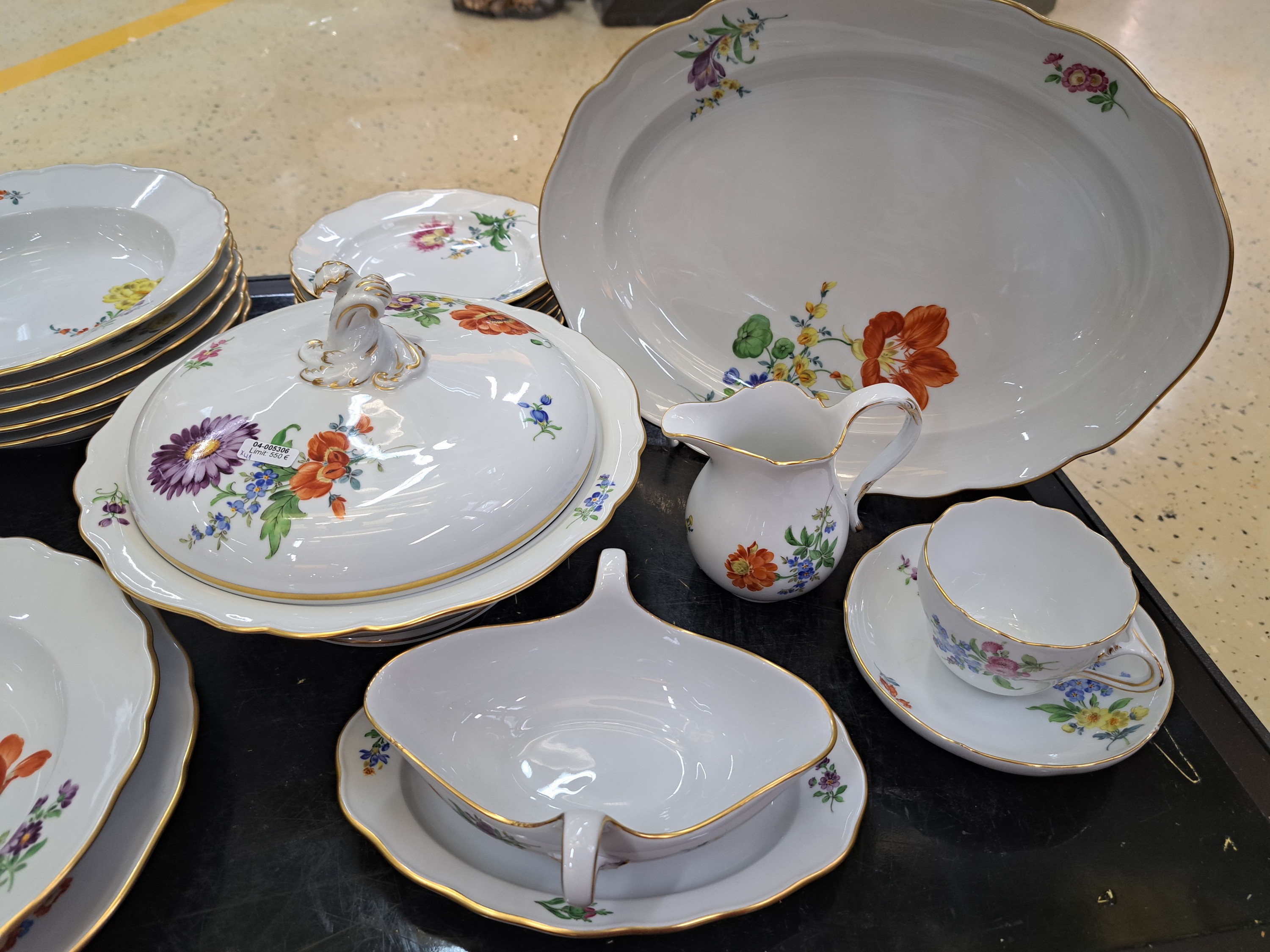 Detail c: Speise- und Kaffeeservice für 6 Personen, Meissen, 20. Jh., bunte Blumenmalerei, Goldränder, 6 flache Teller, davon 2x 2. Wahl, 6 tiefe Teller, ...