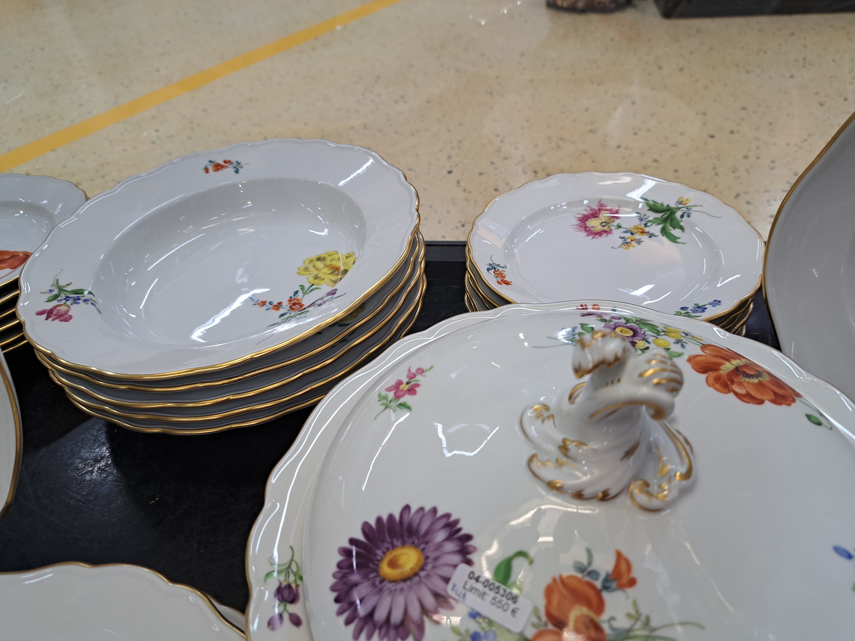 Detail d: Speise- und Kaffeeservice für 6 Personen, Meissen, 20. Jh., bunte Blumenmalerei, Goldränder, 6 flache Teller, davon 2x 2. Wahl, 6 tiefe Teller, ...