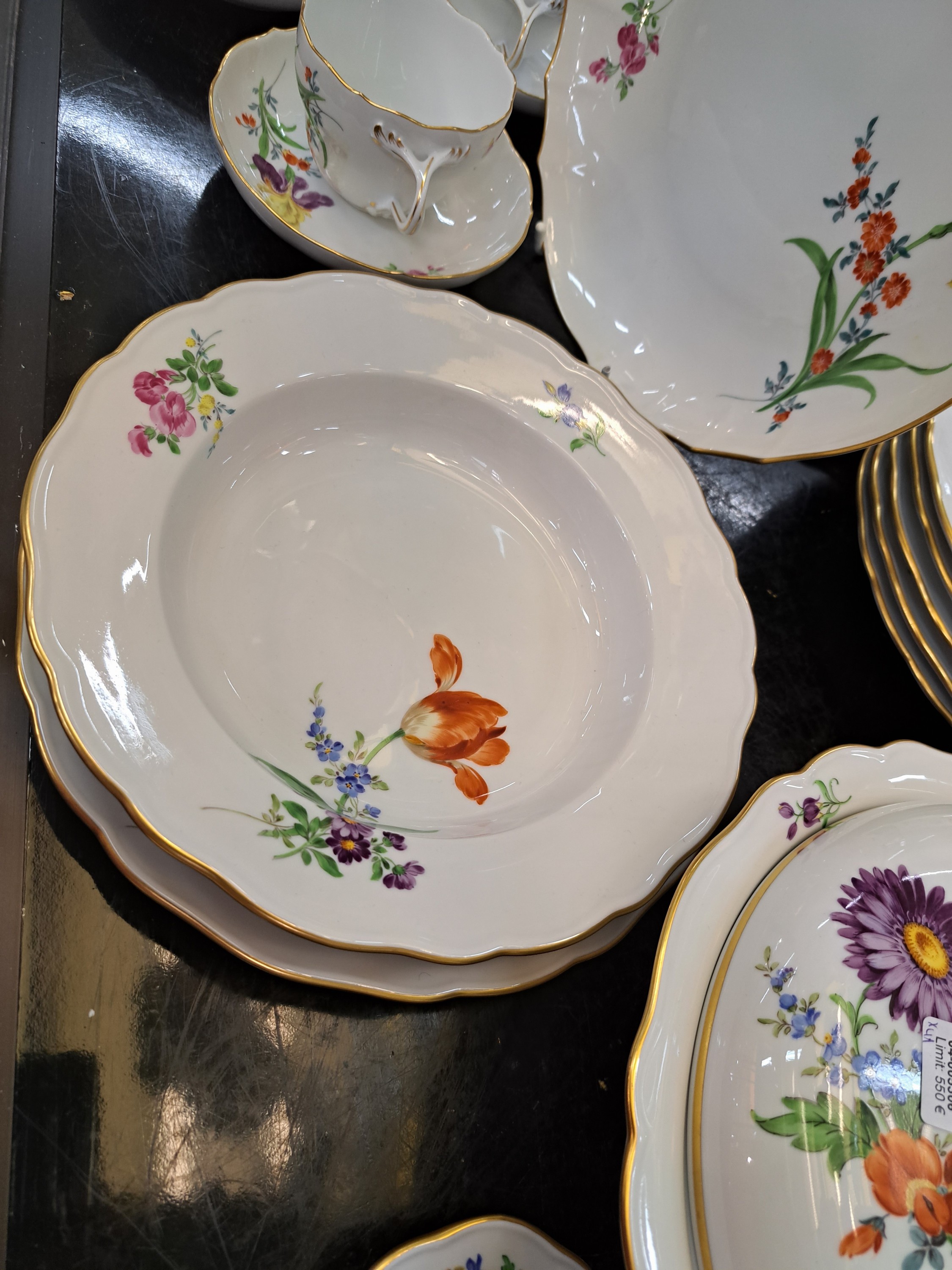 Detail e: Speise- und Kaffeeservice für 6 Personen, Meissen, 20. Jh., bunte Blumenmalerei, Goldränder, 6 flache Teller, davon 2x 2. Wahl, 6 tiefe Teller, ...