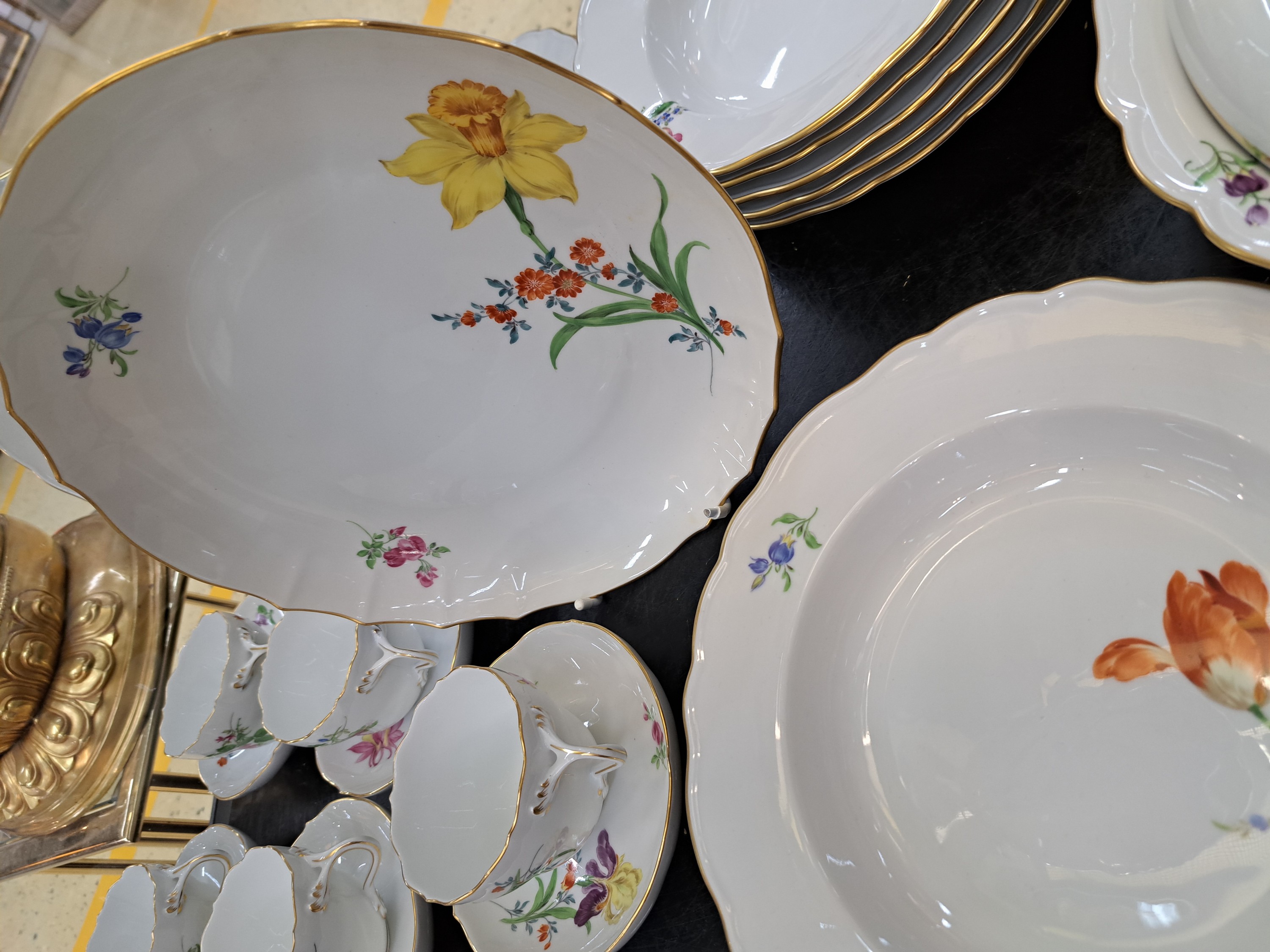 Detail f: Speise- und Kaffeeservice für 6 Personen, Meissen, 20. Jh., bunte Blumenmalerei, Goldränder, 6 flache Teller, davon 2x 2. Wahl, 6 tiefe Teller, ...