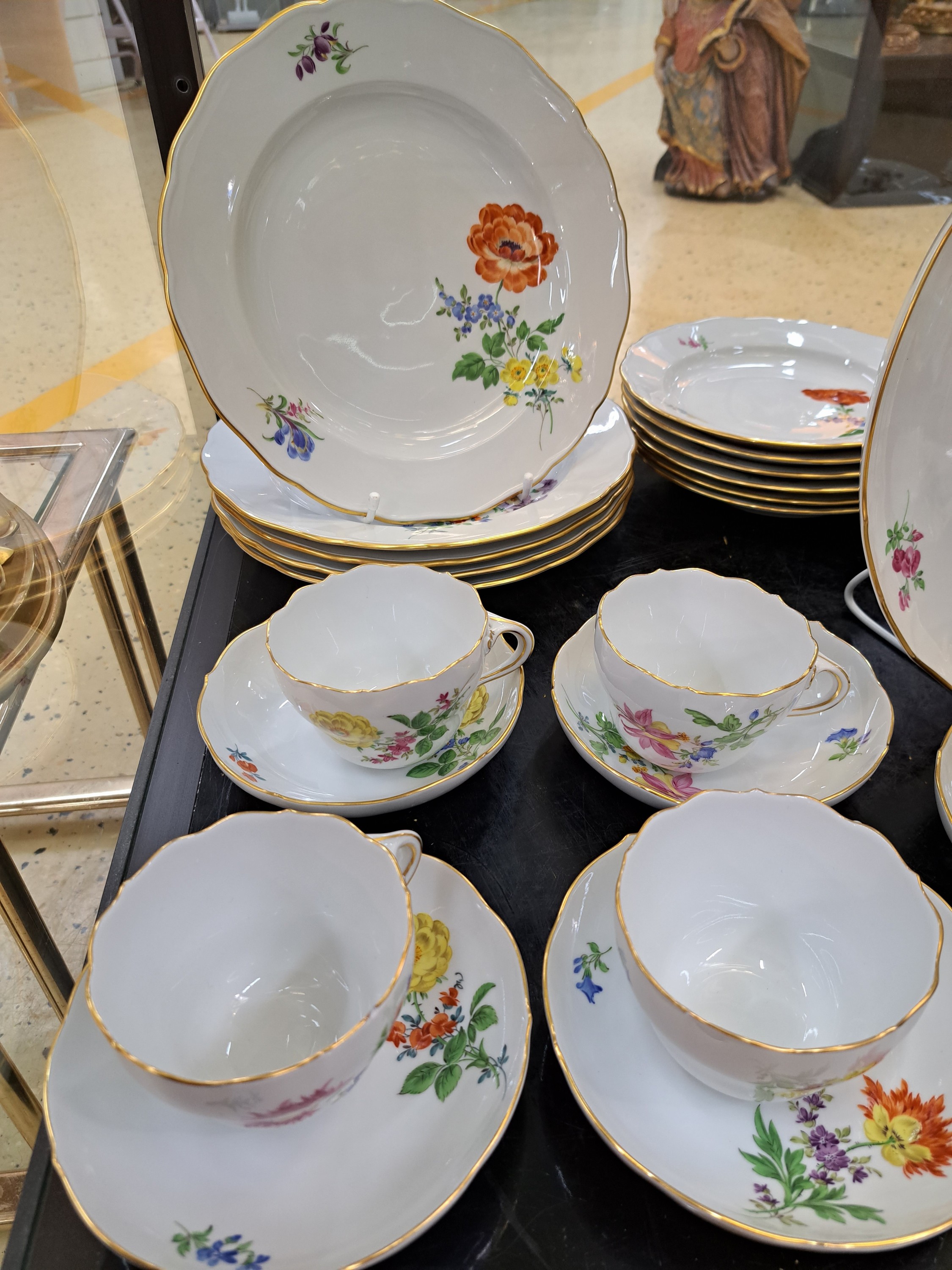 Detail g: Speise- und Kaffeeservice für 6 Personen, Meissen, 20. Jh., bunte Blumenmalerei, Goldränder, 6 flache Teller, davon 2x 2. Wahl, 6 tiefe Teller, ...