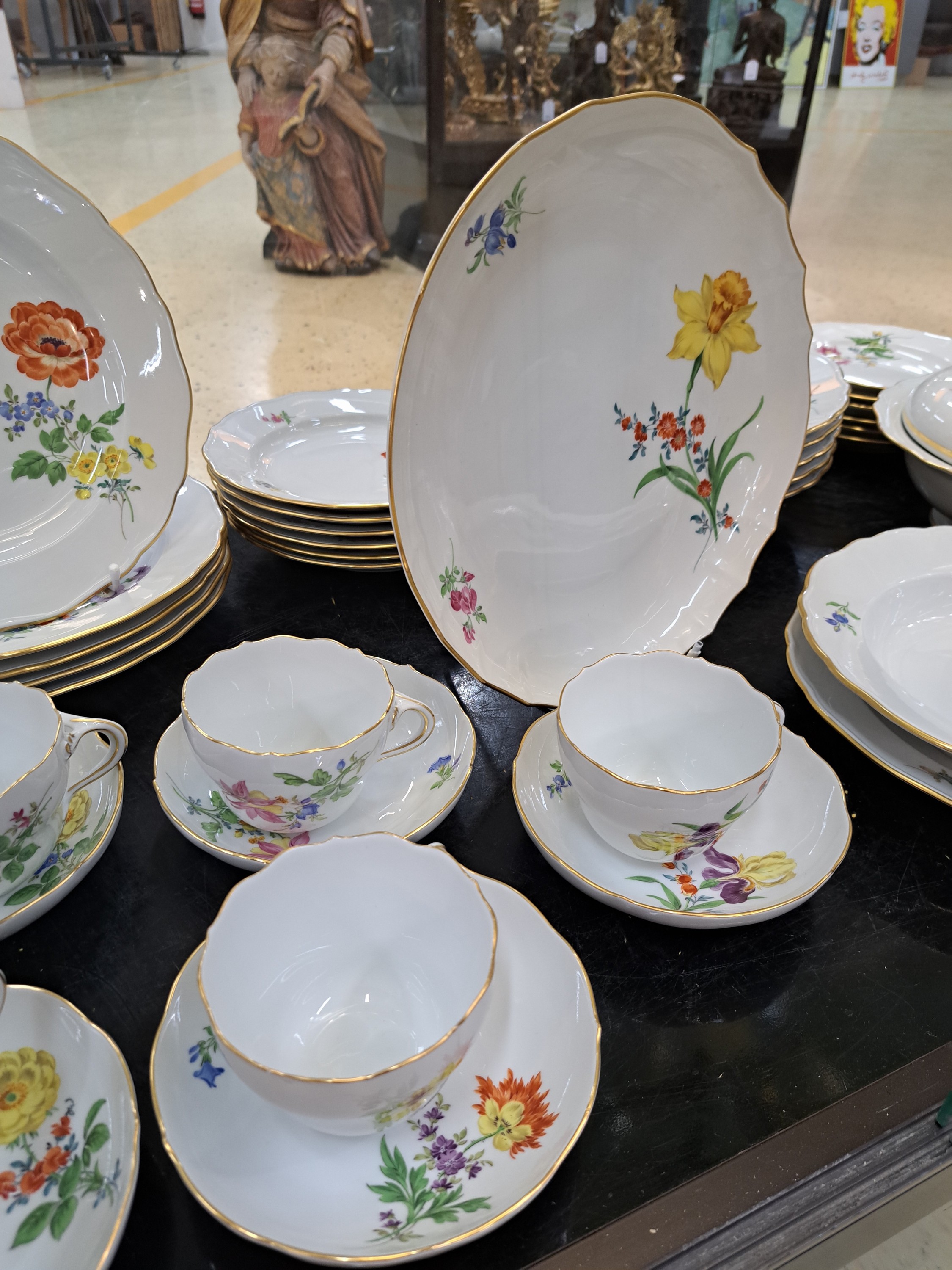 Detail h: Speise- und Kaffeeservice für 6 Personen, Meissen, 20. Jh., bunte Blumenmalerei, Goldränder, 6 flache Teller, davon 2x 2. Wahl, 6 tiefe Teller, ...