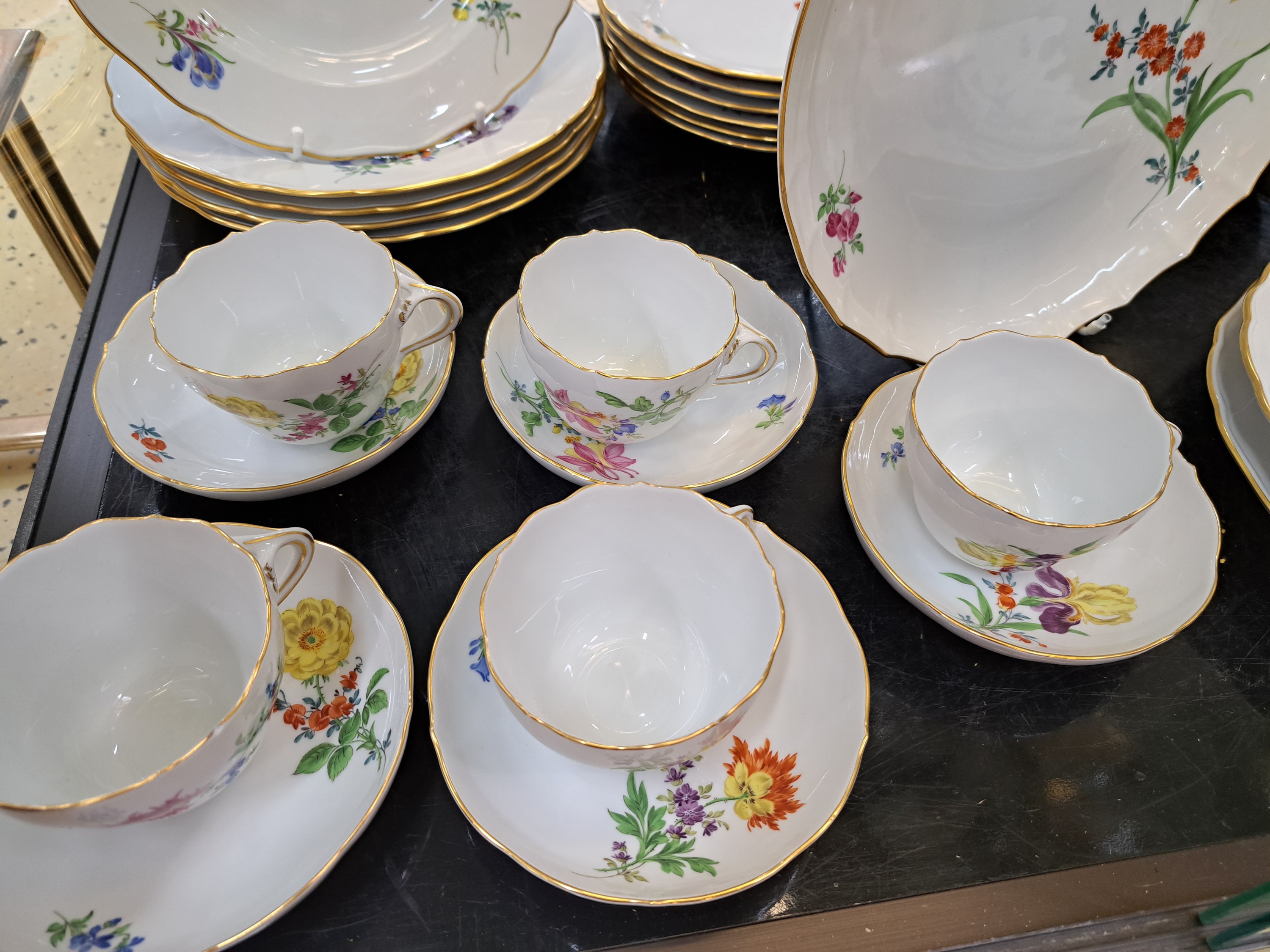 Detail i: Speise- und Kaffeeservice für 6 Personen, Meissen, 20. Jh., bunte Blumenmalerei, Goldränder, 6 flache Teller, davon 2x 2. Wahl, 6 tiefe Teller, ...