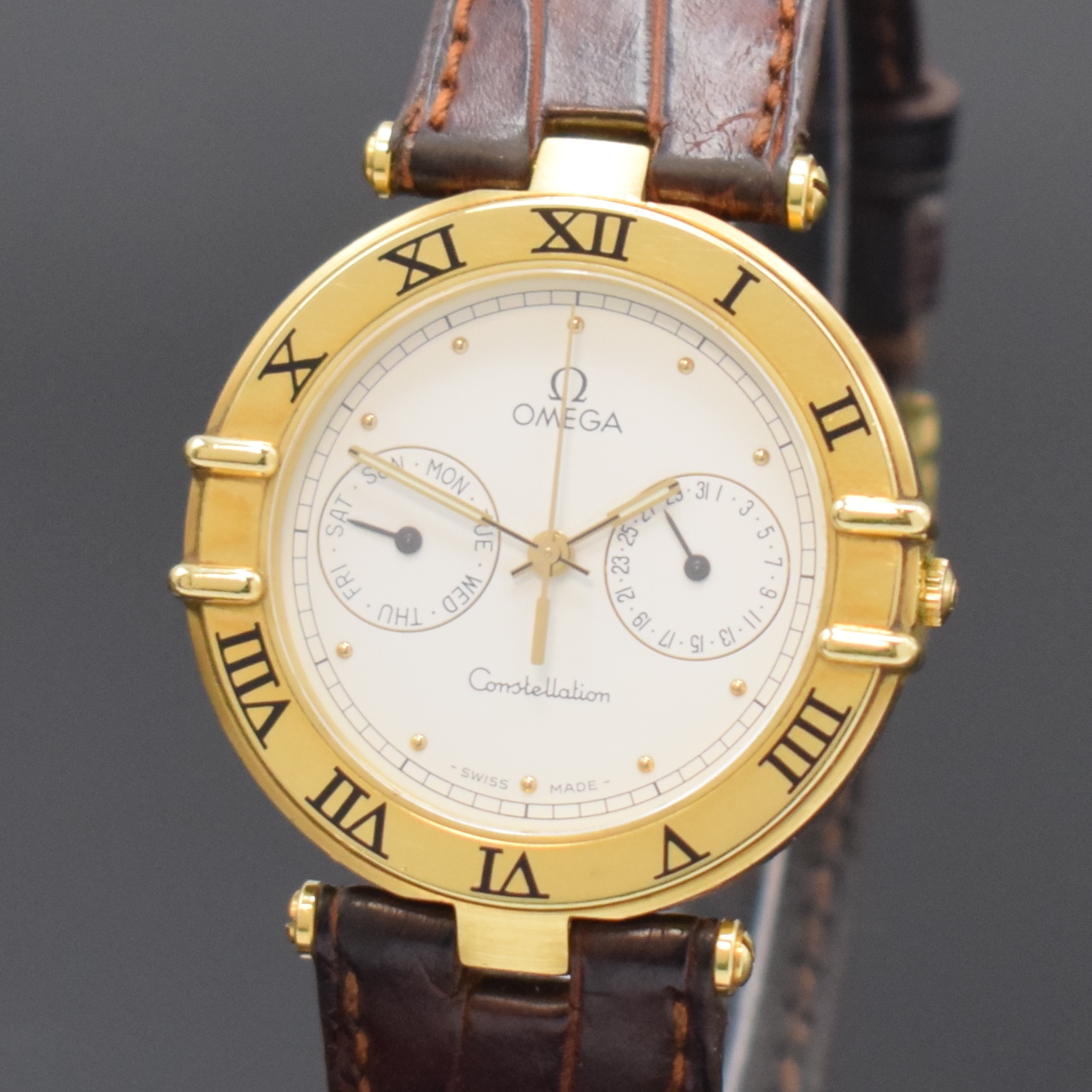 Detail a: OMEGA Constellation in GG 750/000 Referenz 196.1070, Schweiz um 1990, quarz, Boden m. Darst. Sternwarte aufgedr., orig. Lederband m. Dornschl., ...