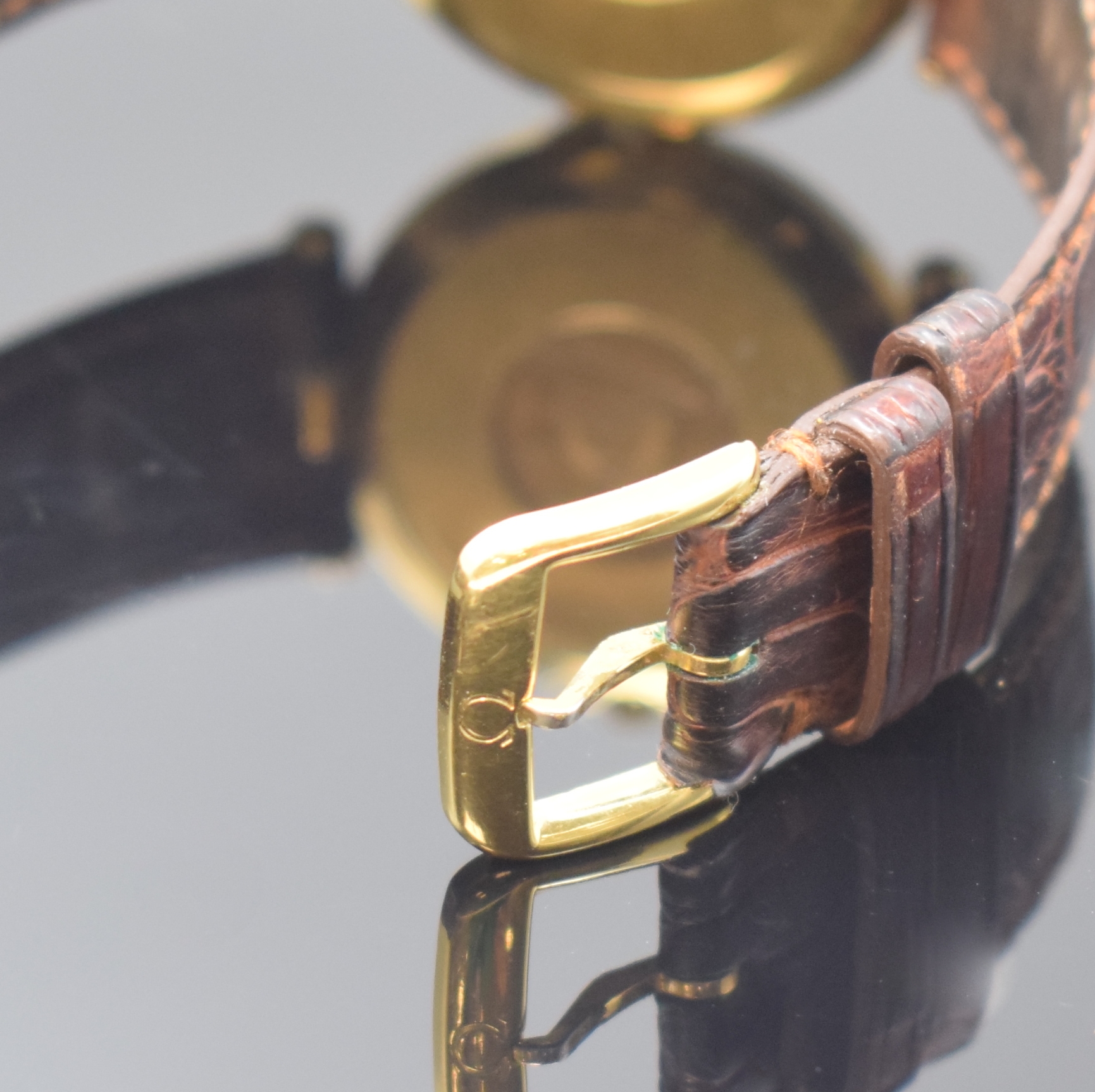 Detail b: OMEGA Constellation in GG 750/000 Referenz 196.1070, Schweiz um 1990, quarz, Boden m. Darst. Sternwarte aufgedr., orig. Lederband m. Dornschl., ...